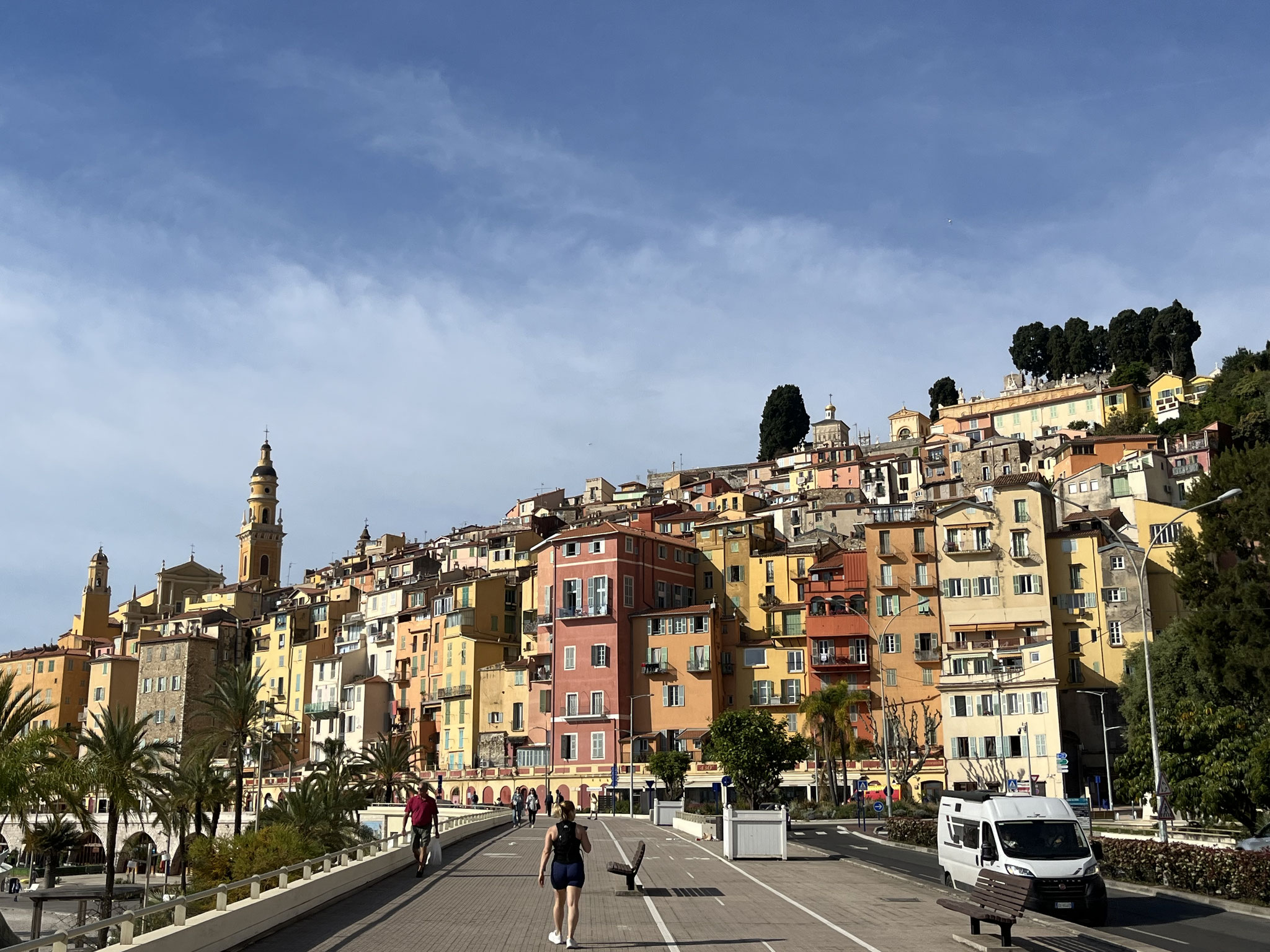 Wir verlassen die sehenswerte Stadt Menton und …