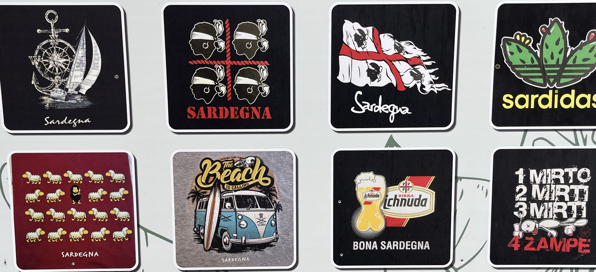 In der Hauptgasse hat es einige Geschäfte und Souvenirshops, die sich für die Saison rüsten.