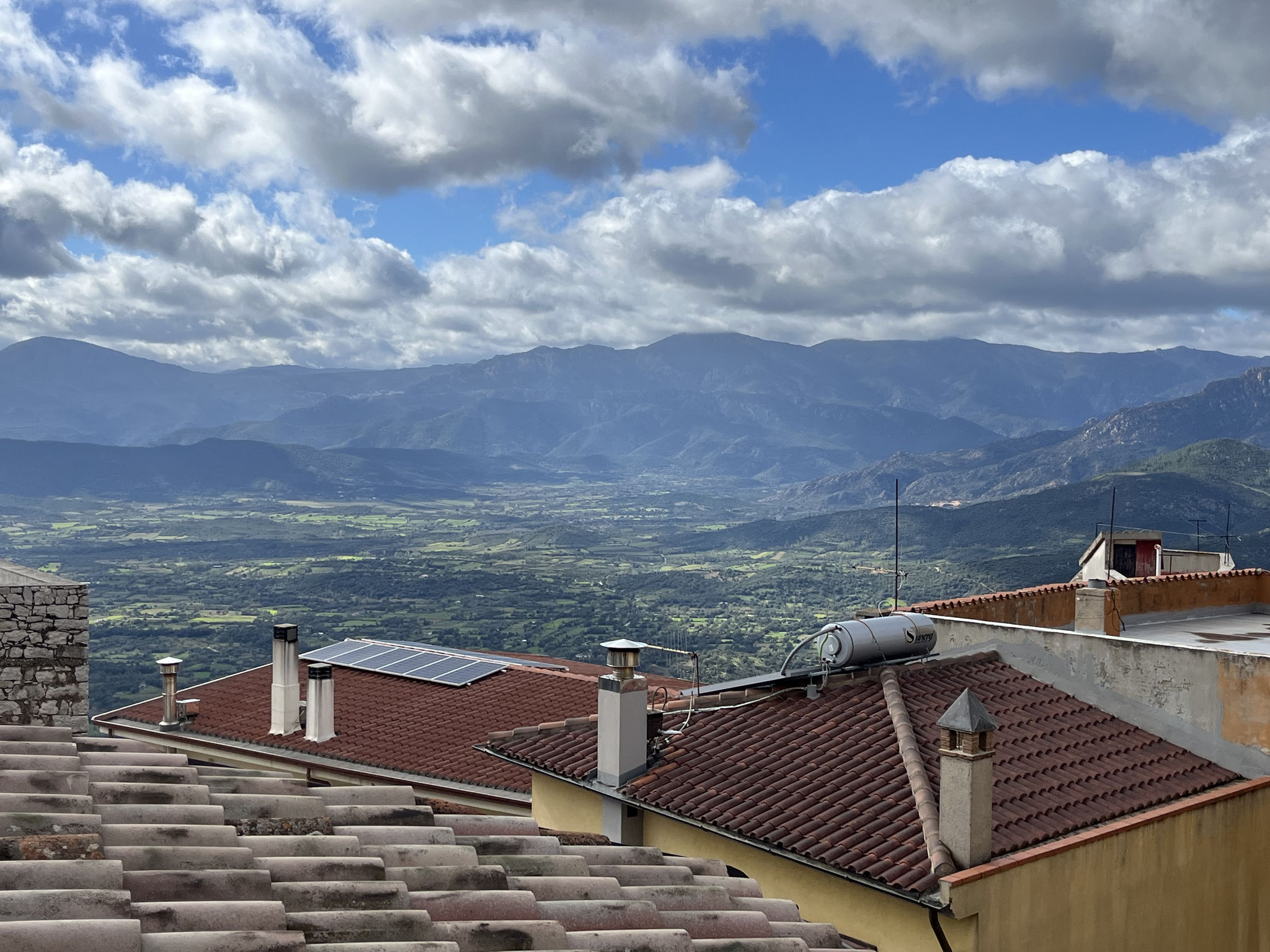 Nachdem die Stromprobleme in der Wohnung einigermassen behoben sind, machen wir uns auf das Dorf zu besichtigen. Die Aussicht vom …
