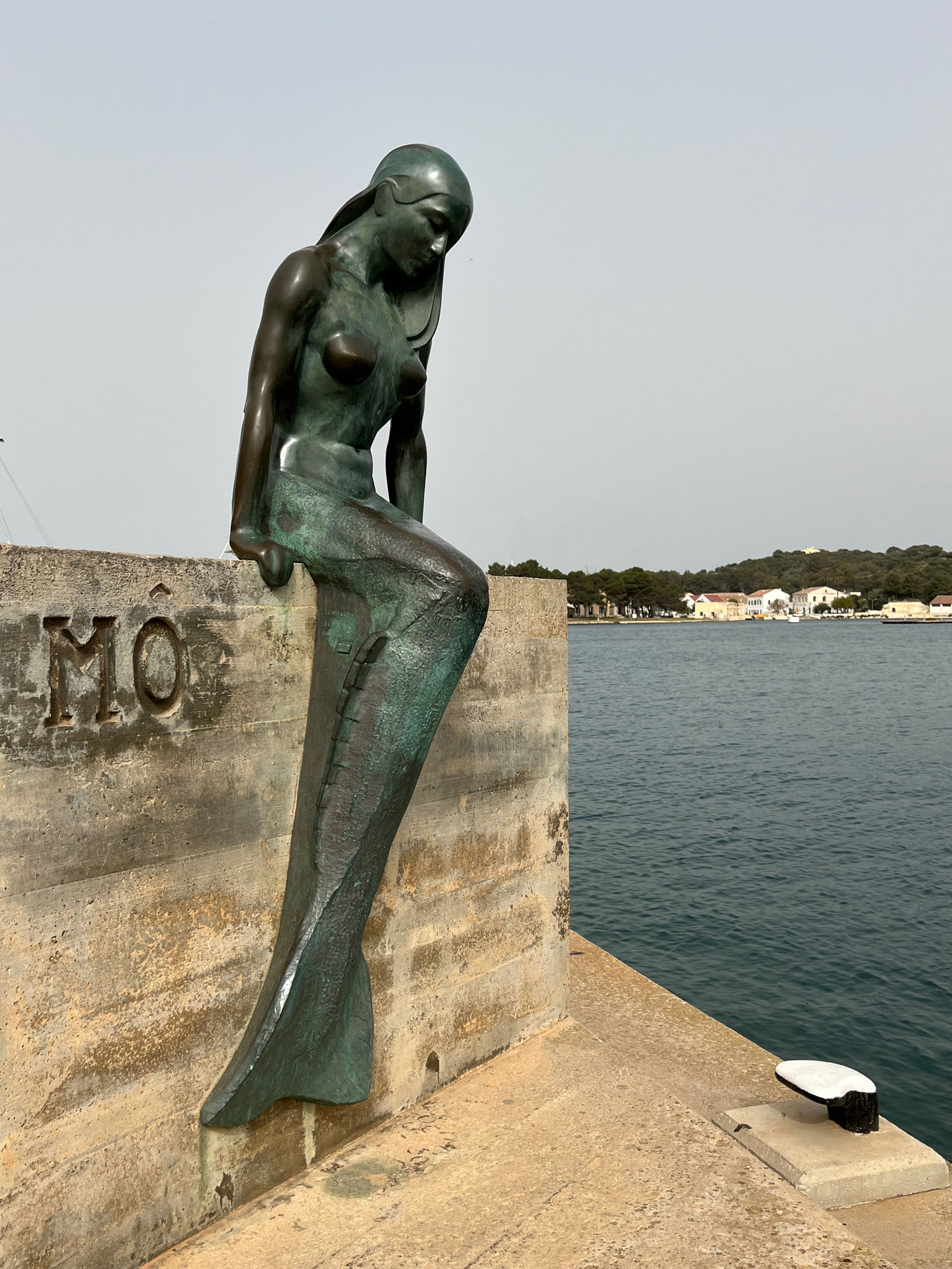 Wir spazieren auf der Küsten bzw. Hafenstrasse in die Haupstadt von Menorca, Mao, hinein.