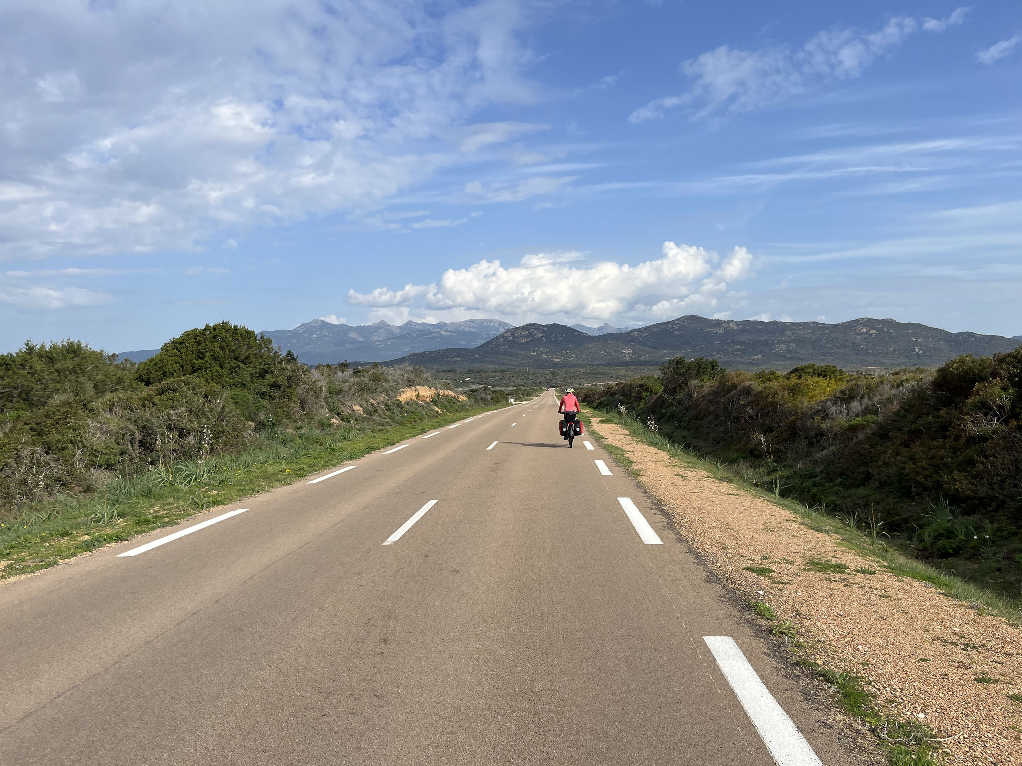 Es macht richtig Spass zu fahren. Es hat wenig Verkehr, die Strasse ist breit, ohne Leitplanken, und hat sogar oft einen Streifen.