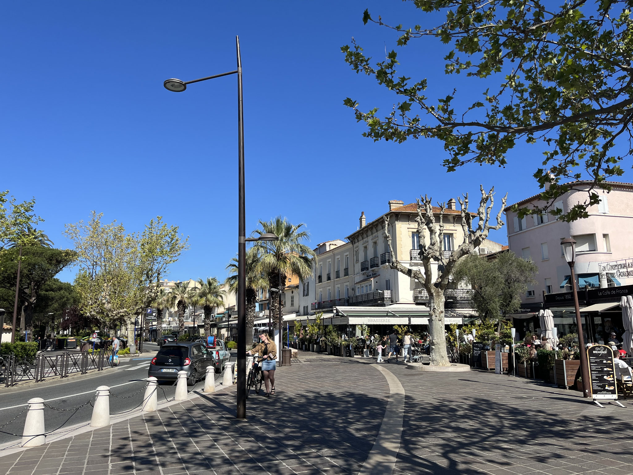 An der Hafenpromenade hat es dementsprechend viele Restaurants mit ansehnlichen Preisen und viel Verkehr direkt vor den Terrassen.