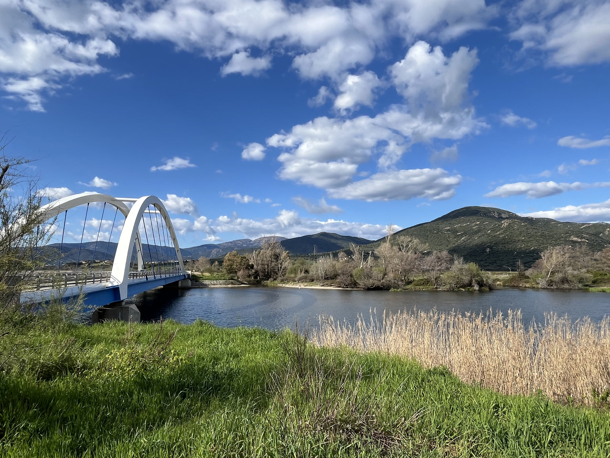 Wir überqueren den Fluss, A Liscia, über diese schöne Bogenbrücke und …