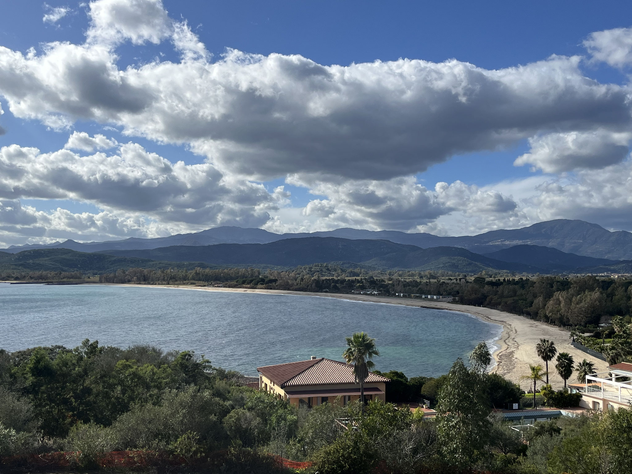 Von einem schön gepflegten Aussichtspunkt haben wir einen wunderbaren Ausblick über den langen Strand, Spiaggia di San Gemiliano.