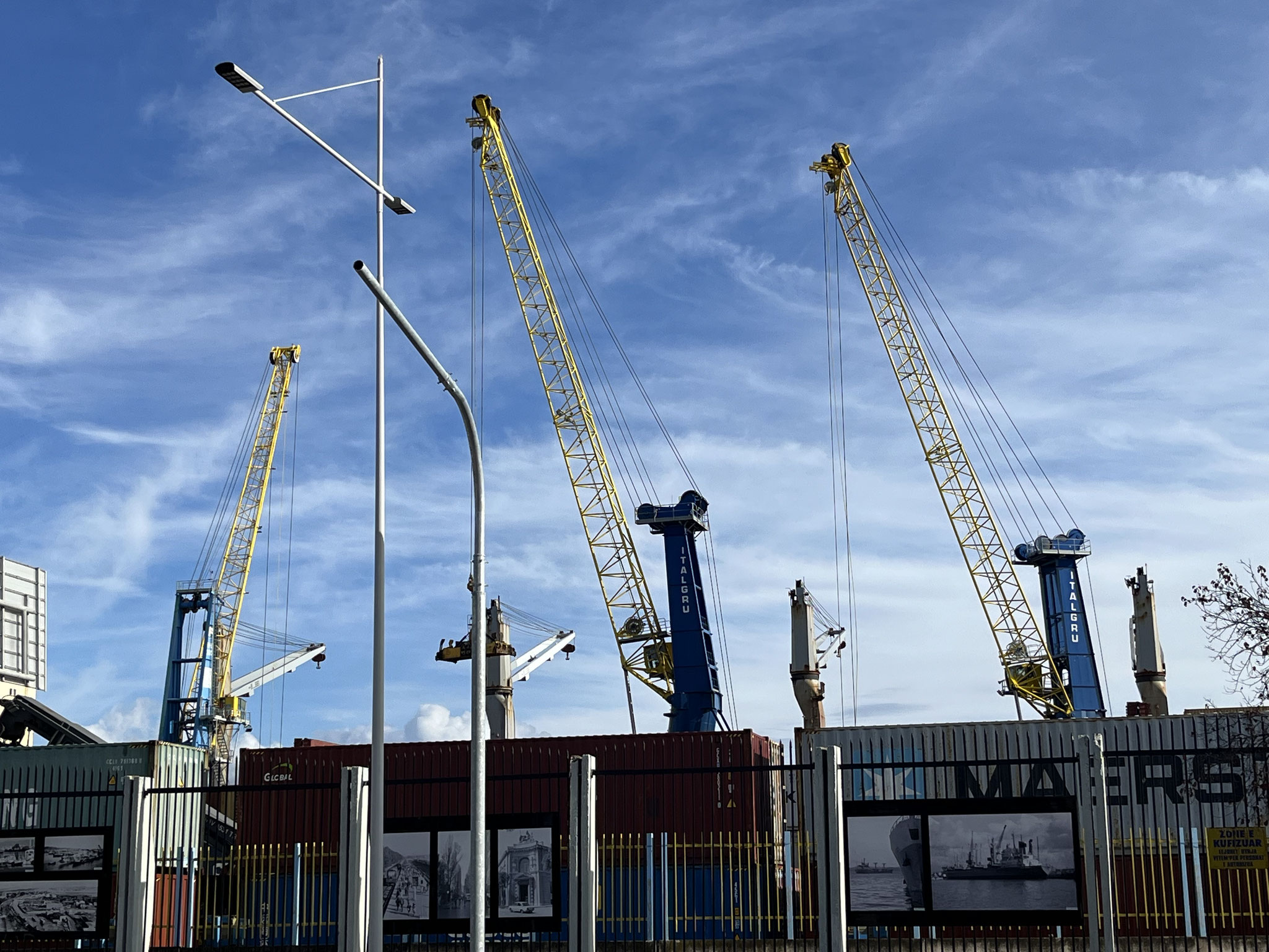 Es wird noch blau am Nachmittag und die Hafenkräne glänzen im Sonnenlicht. Es ist ein grosser Containerhafen, wo auch drei Fährverbindungen nach Italien/Kroatien ablegen.