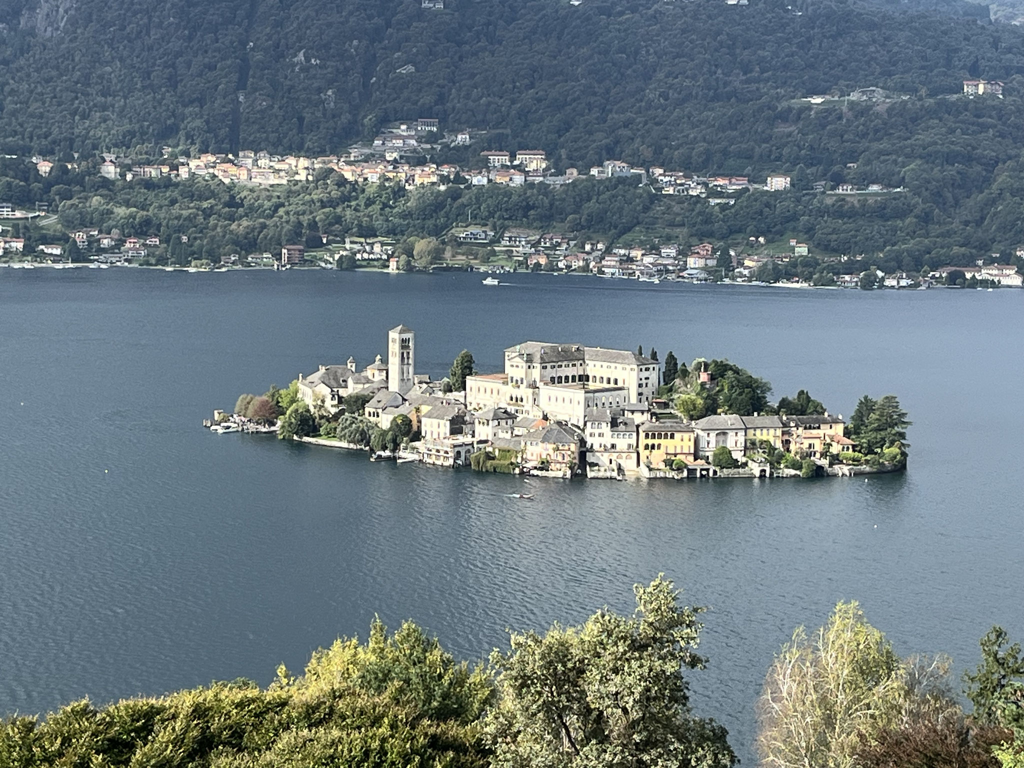 Wir wandern durch einen Kastanienwald hinunter nach Legro, wo wir den heiligen Hügel von Orta besteigen. Hier befindet sich eine Wallfahrtskirche des Heiligen Franziscus und man hat eine wunderbare Aussicht auf die Isola San Giulio.