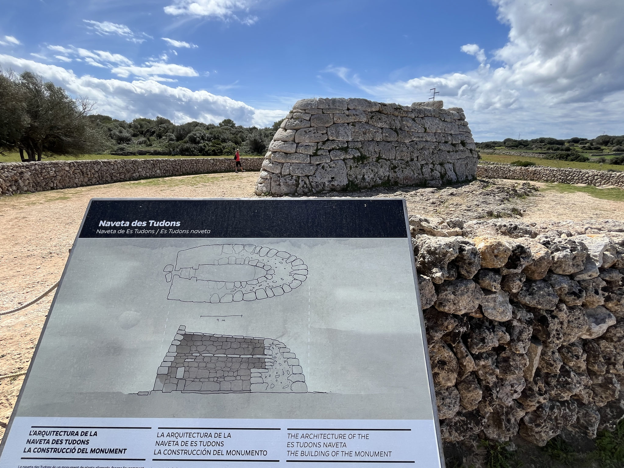 Die "Naveta des Tudons" ist eine prähistorische Grabanlage auf Menorca.