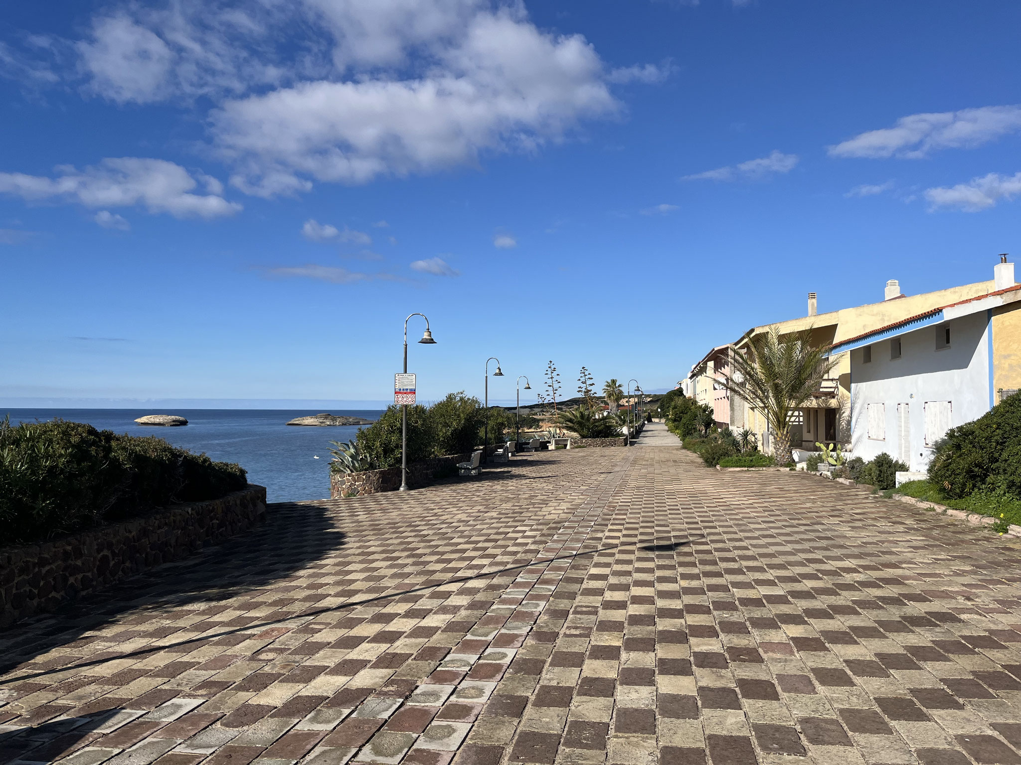 … nach S‘Archittu, wo es sogar eine Promenade gibt.