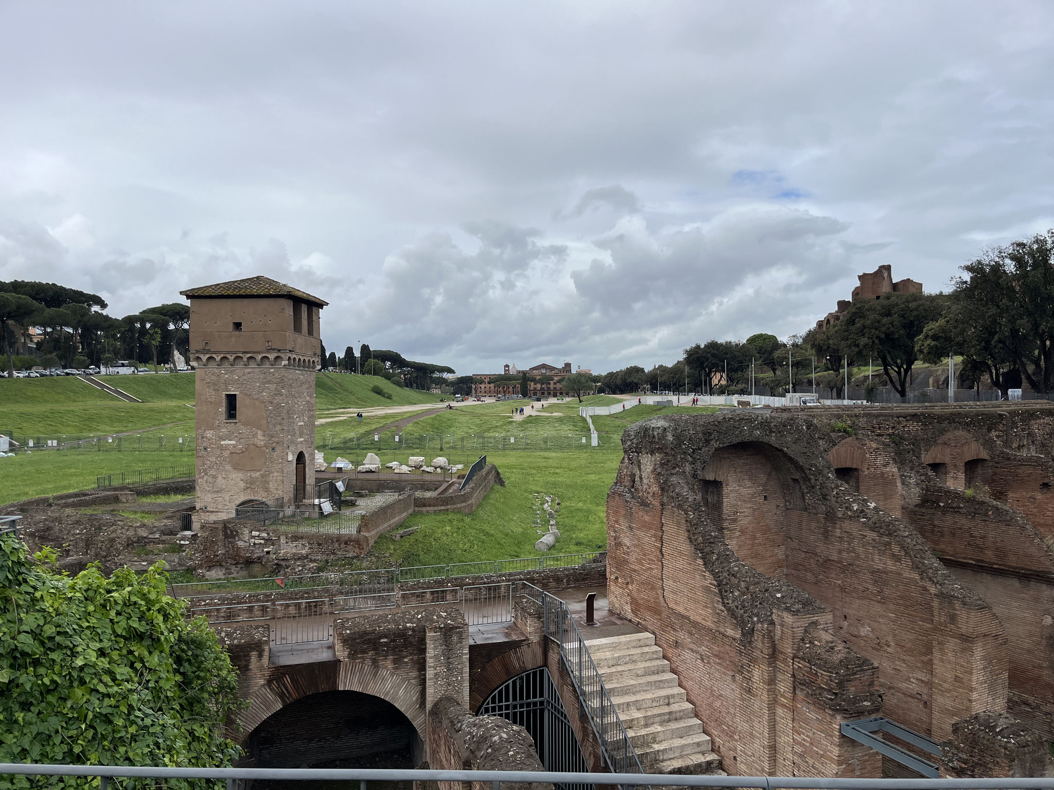 ... und kommen bald am "Circo Massimo" vorbei, wo es bereits viele Menschen hat.