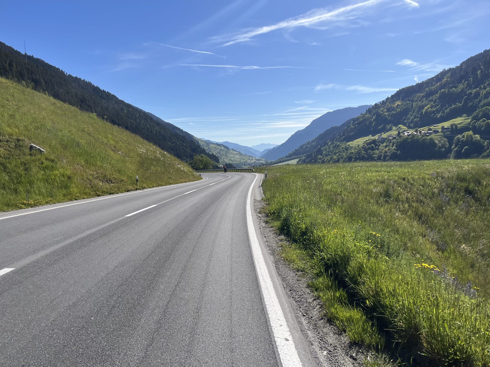 Die Abfahrt nach Illanz ist lang und führt uns durch unzählige Dörfer.