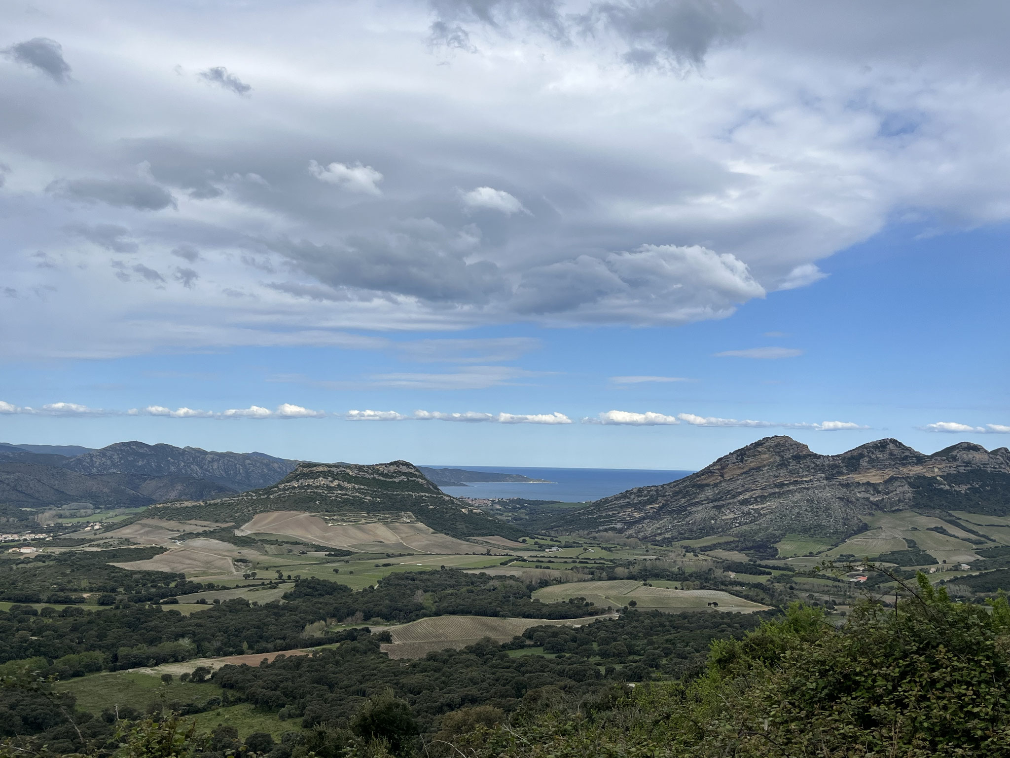 Wir fahren in einer angenehmen Steigung auf einer Panoramastrasse mit spektakulären Aussichten …