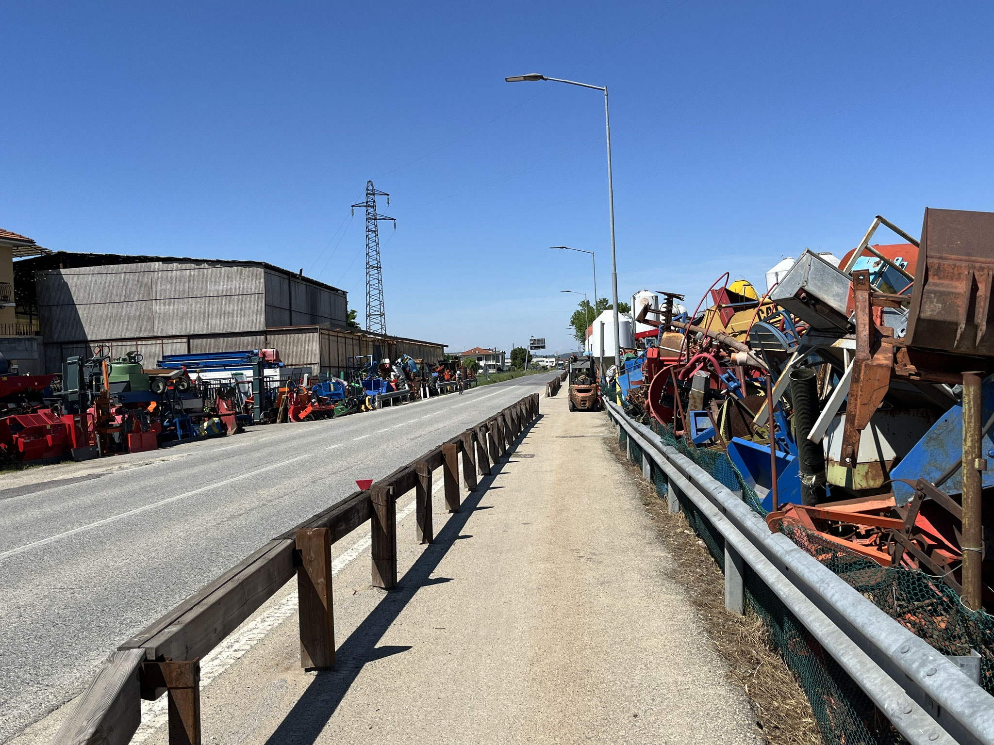 Landwirtschaft herrscht hier vor, Ersatzteile für Landmaschinen gibt es gerade am Strassenrand.