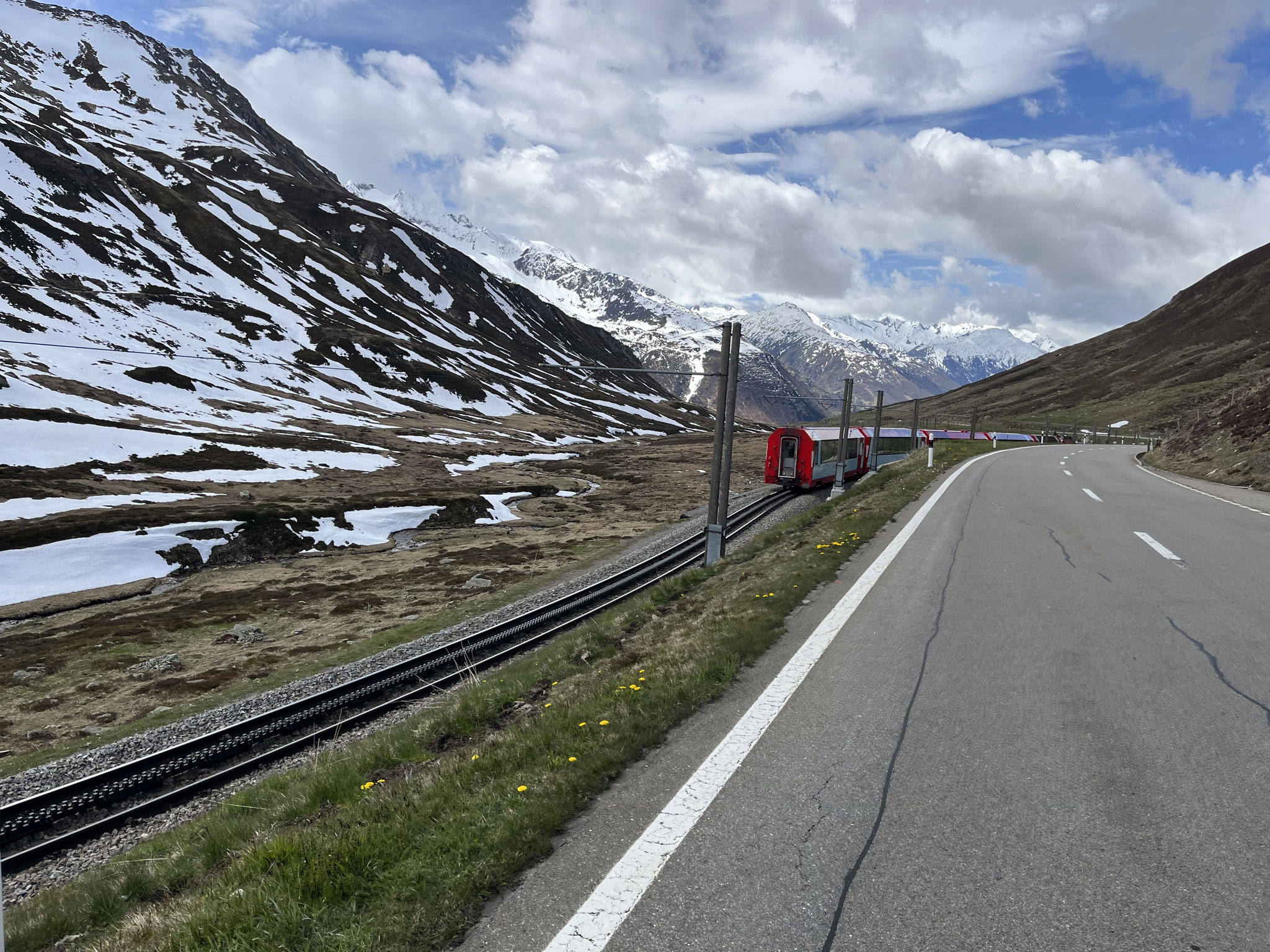 Nach den vielen Kehren wird es flacher und die Strasse verläuft direkt neben der Bahn.