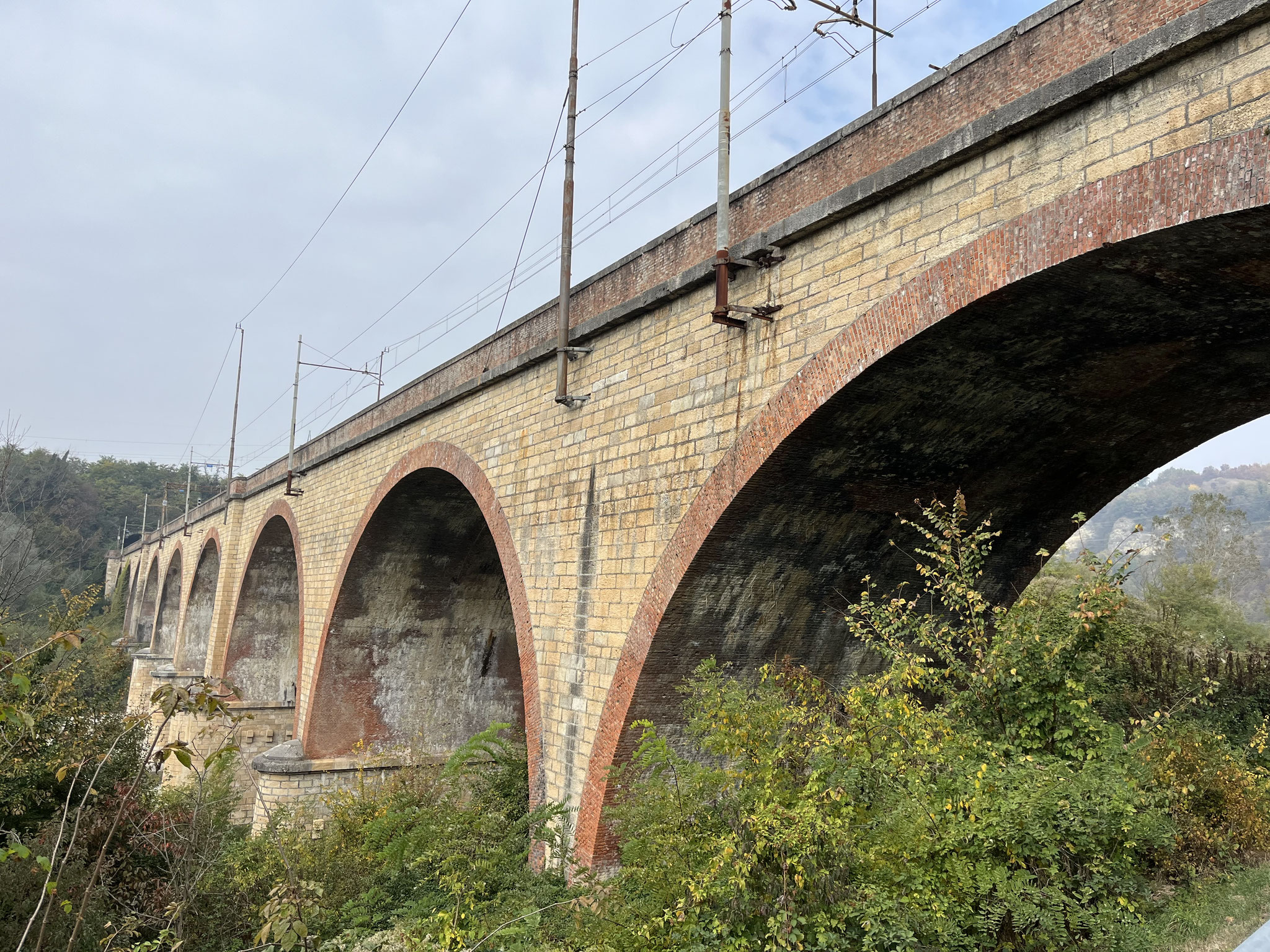 Dann geht es noch unter einem Eisenbahnviadukt durch und wir …
