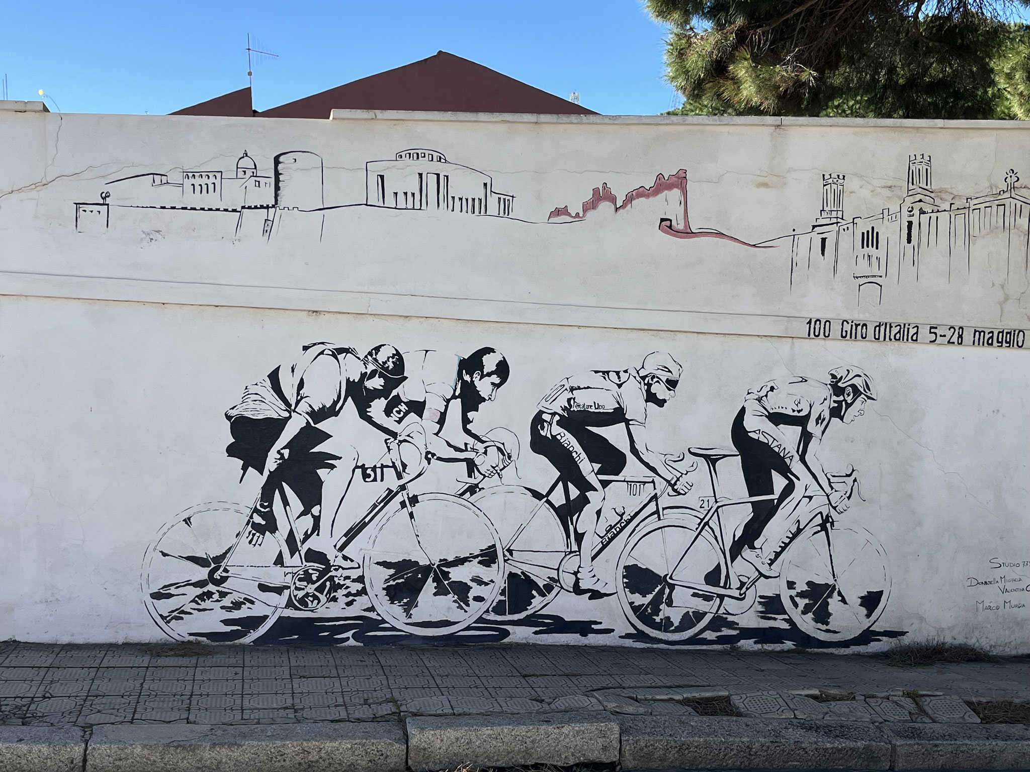 Danach spazieren wir noch durch das Dorf und bestaunen das Wandgemälde zum Giro d‘Italia, der 2017 hier Halt machte.