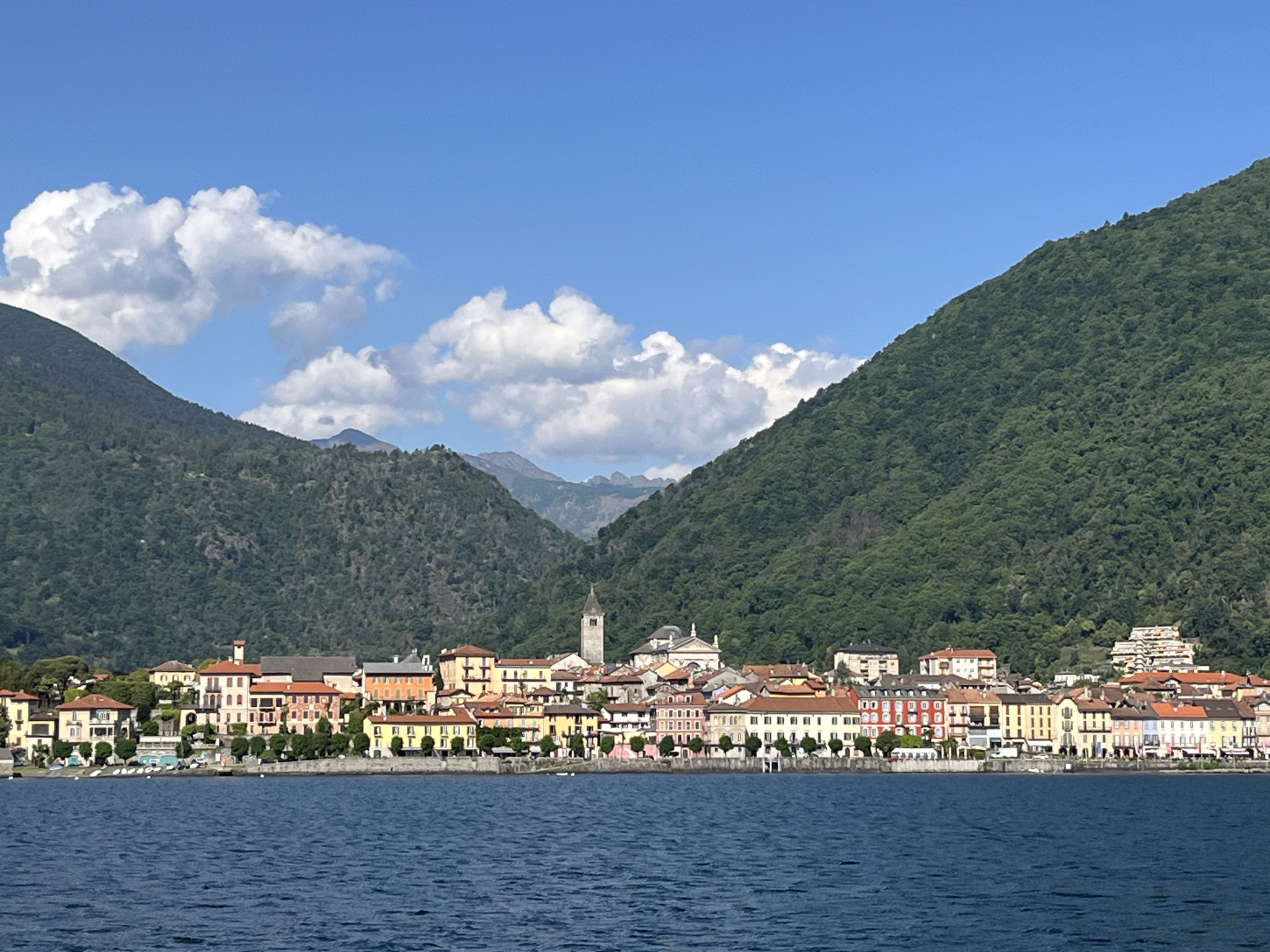 … sehen schon bald die Promenade mit den schönen Häusern von Cannobio.