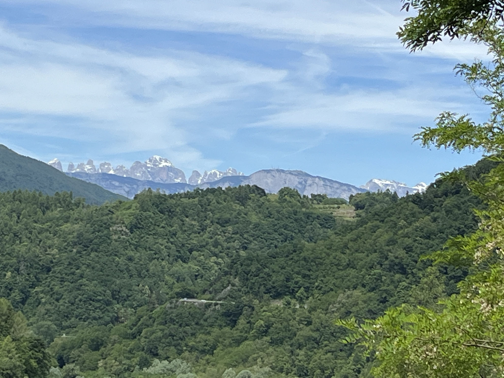 Ein atemberaubendes Panorama tut sich auf mit Blick in die Brenta Dolomiten.