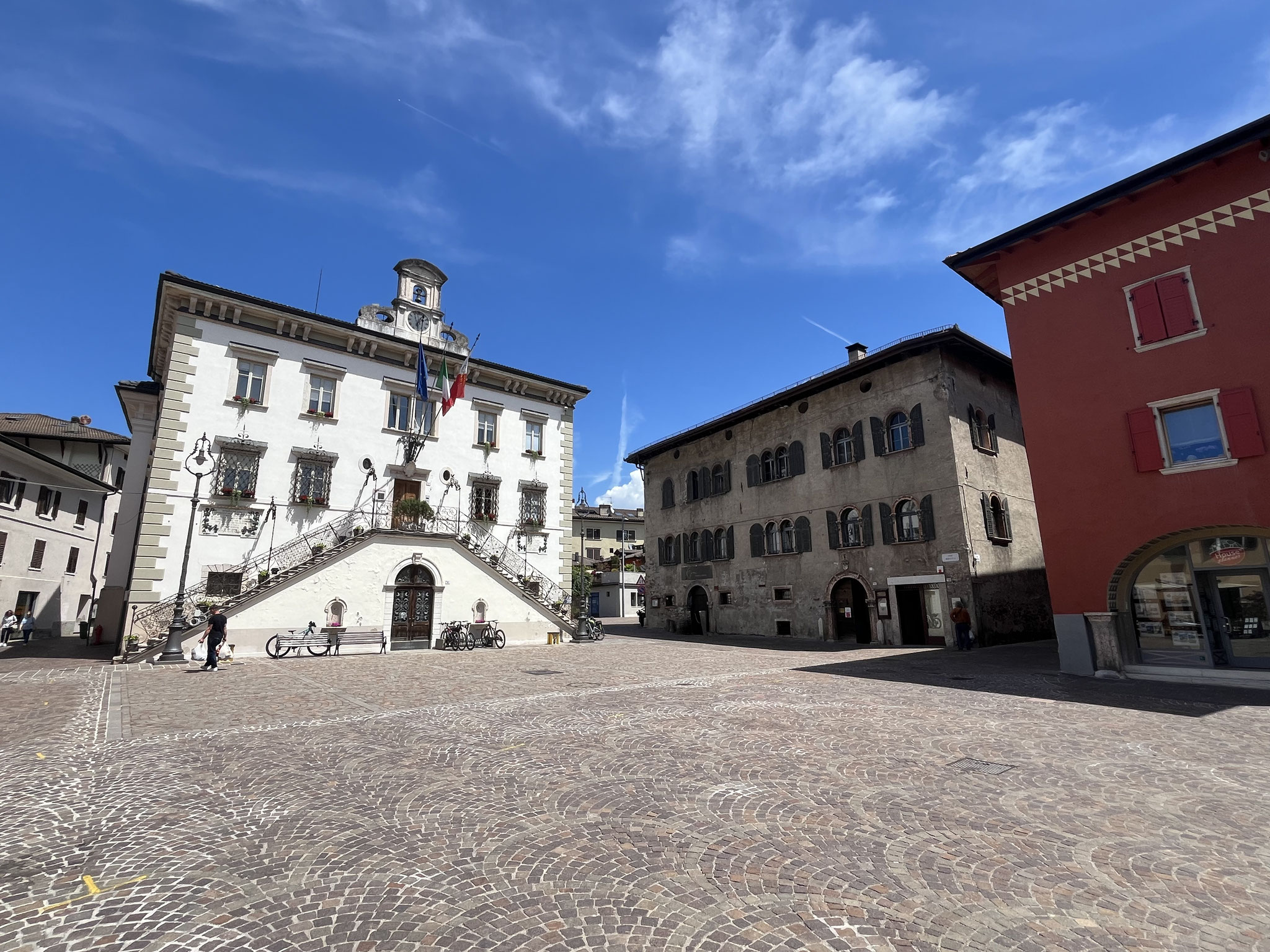 Dann gehts sehr steil hinunter und wir befinden uns auf dem Hauptplatz der Stadt Pergine Valsugana.