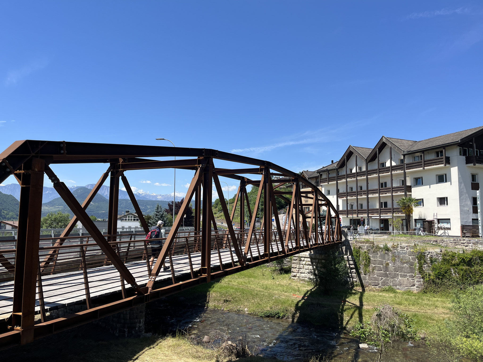 Am Ende der Stadt steht unser Hotel, das Al Ponte. Wie viele Hotels im Trentino ist auch dieses Hotel eigentlich über unserem Budget. Deshalb sind wir froh im Supermarkt in der Nähe unser Nachtessen kaufen zu können.