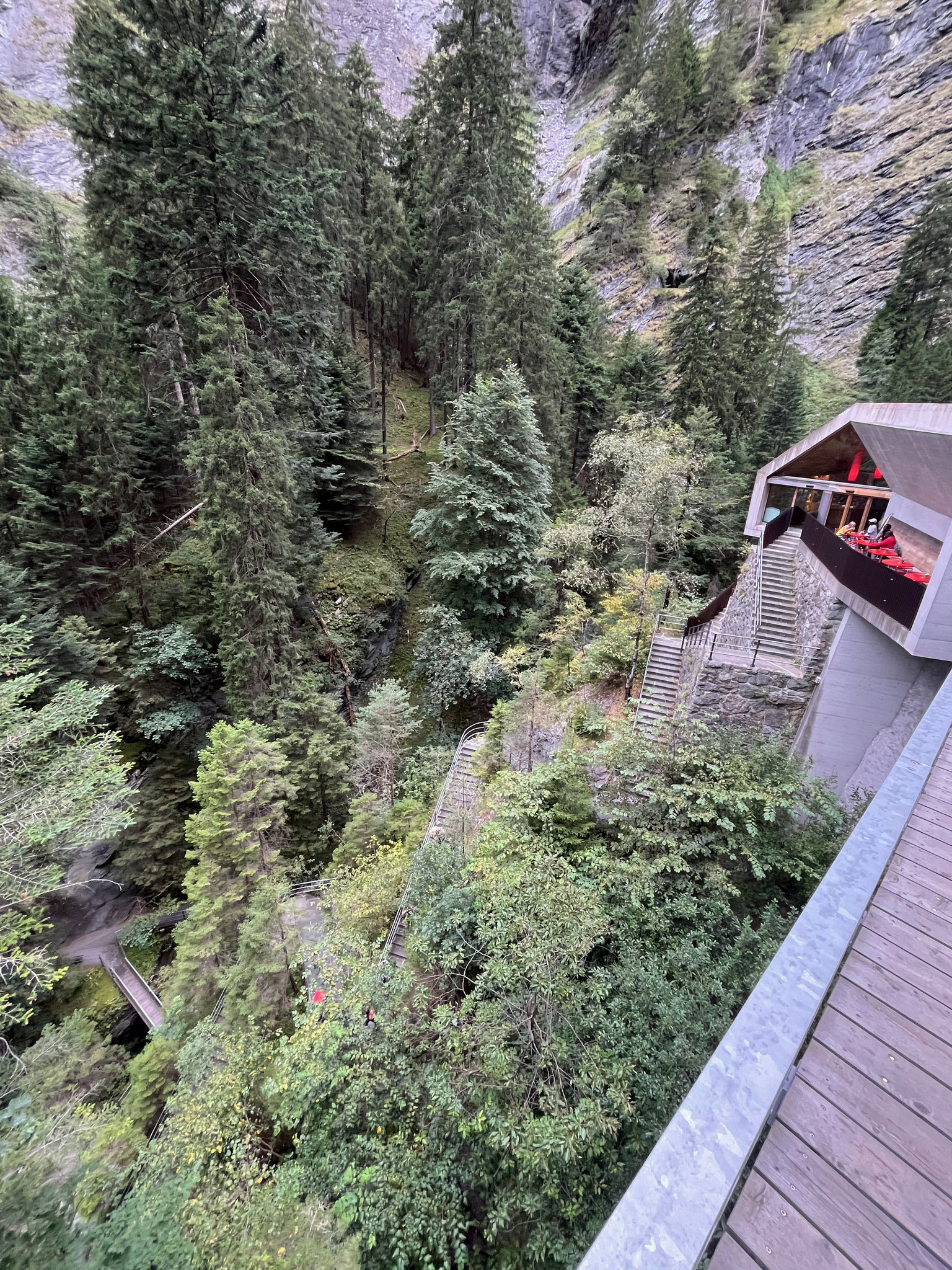 ... kann man über diese Stufen erreichen. Bei viel Wasser sicher ein spektakuläres Erlebnis.