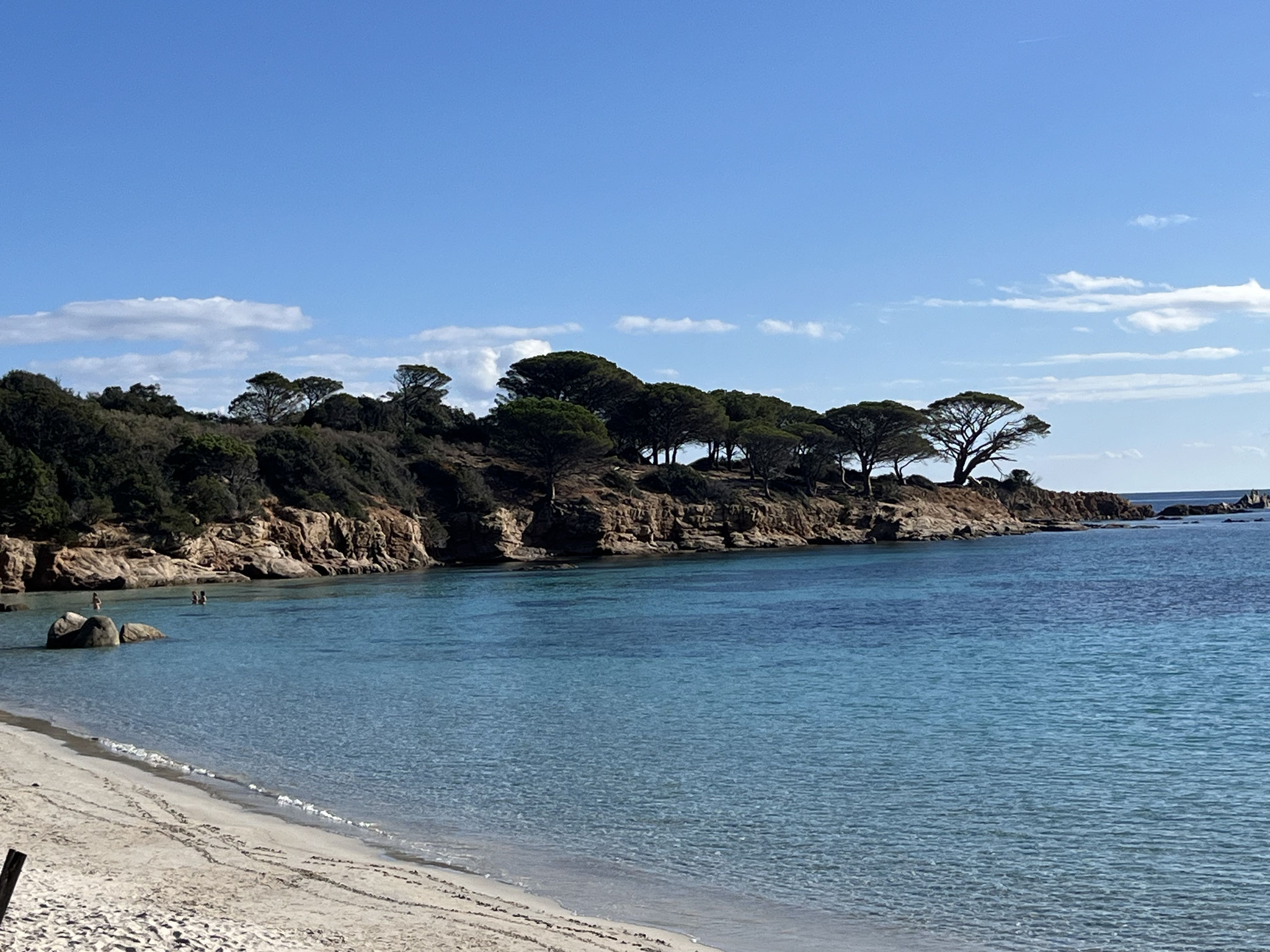 Die „Cala di la Folaca“ und den Strand von Asciaghju mit den roten Klippen.