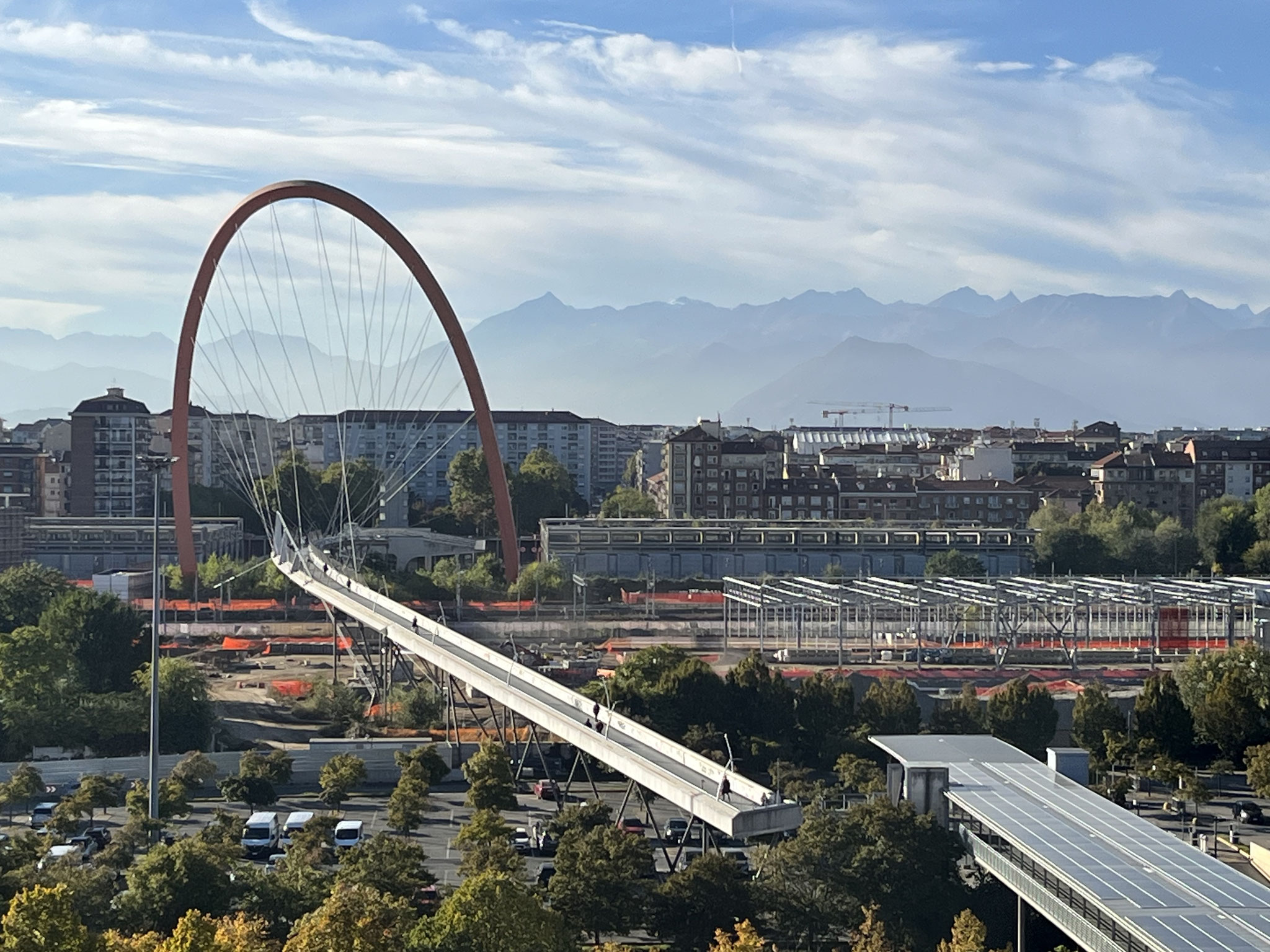 Die Aussicht in die Berge wäre atemberaubend, wenn … . Über die Olympiapasserelle werden wir morgen fahren.