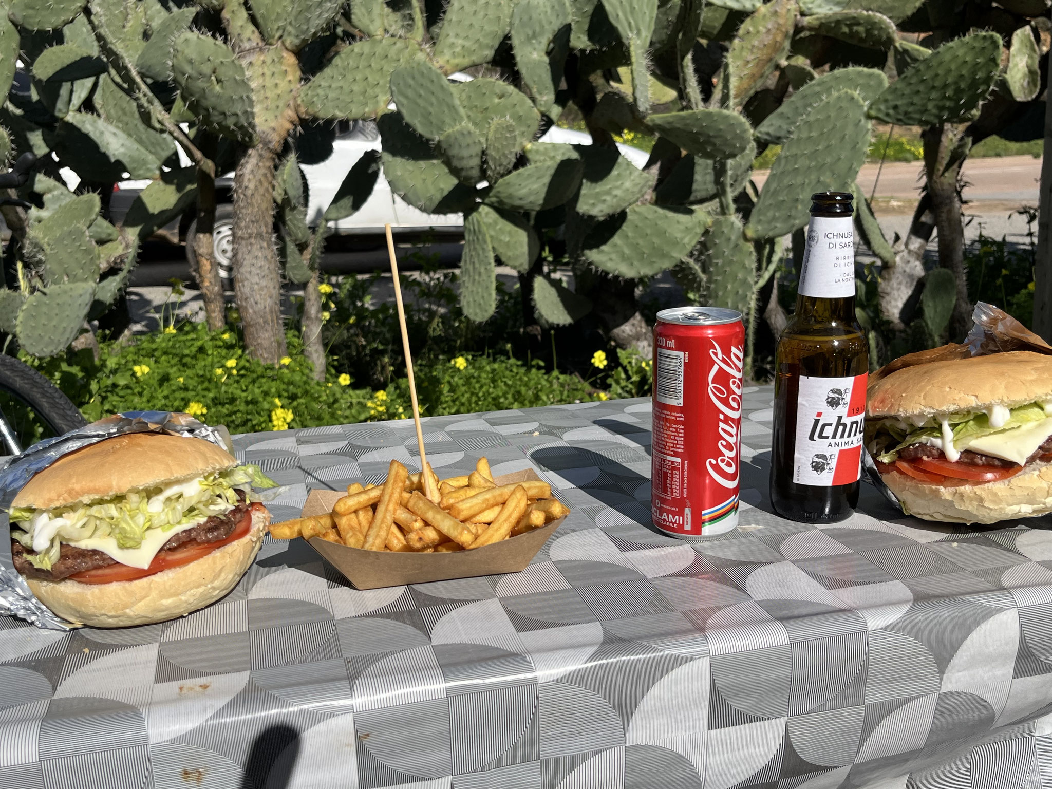 … Lust auf Hamburger bekommen. Wir essen knusprige Pommes und einen megaguten Burger.