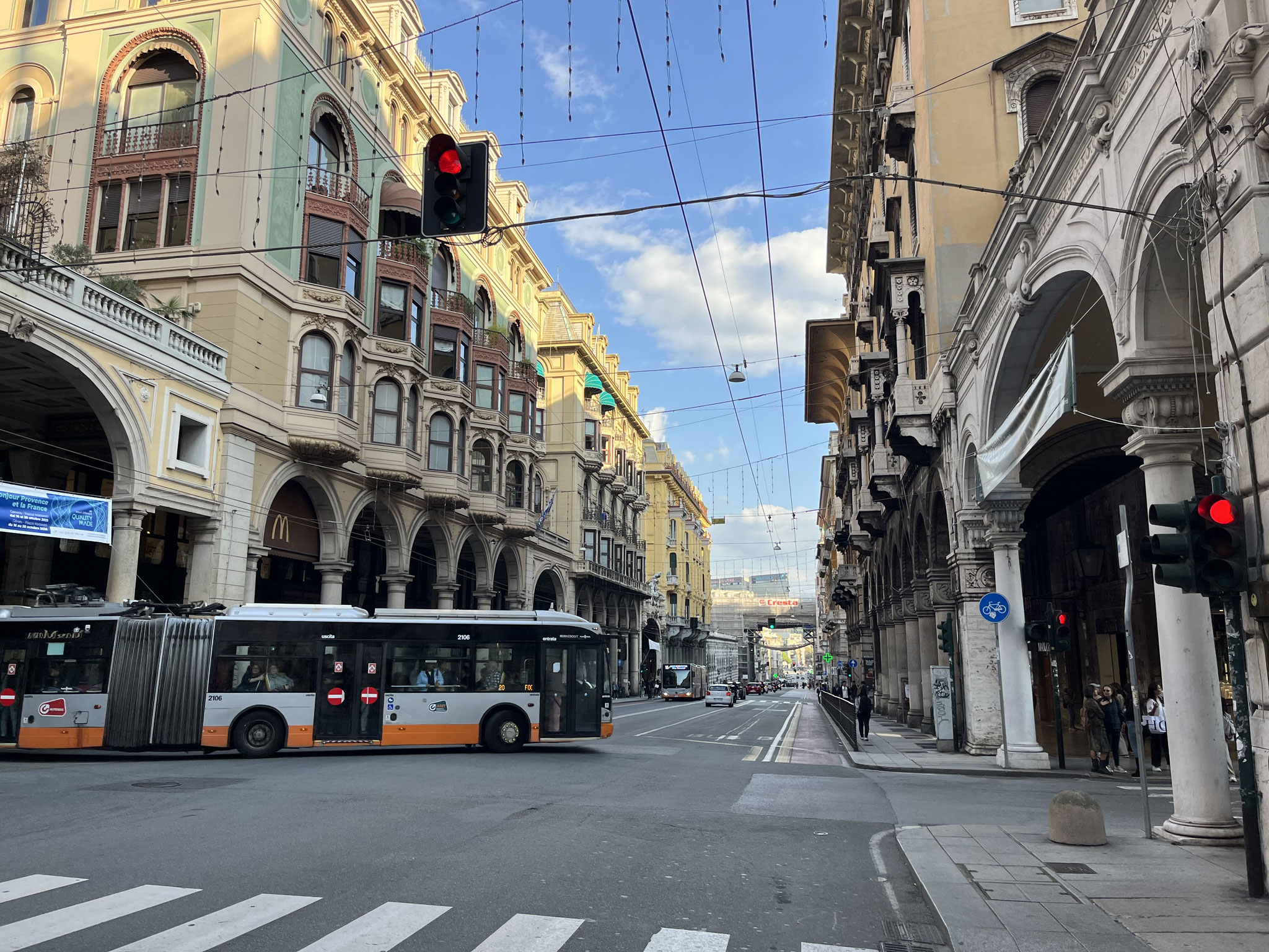 … und durch ein Einkaufs-und Industriequartier auf einem schmalen Velostreifen durch die Innenstadt fahren.