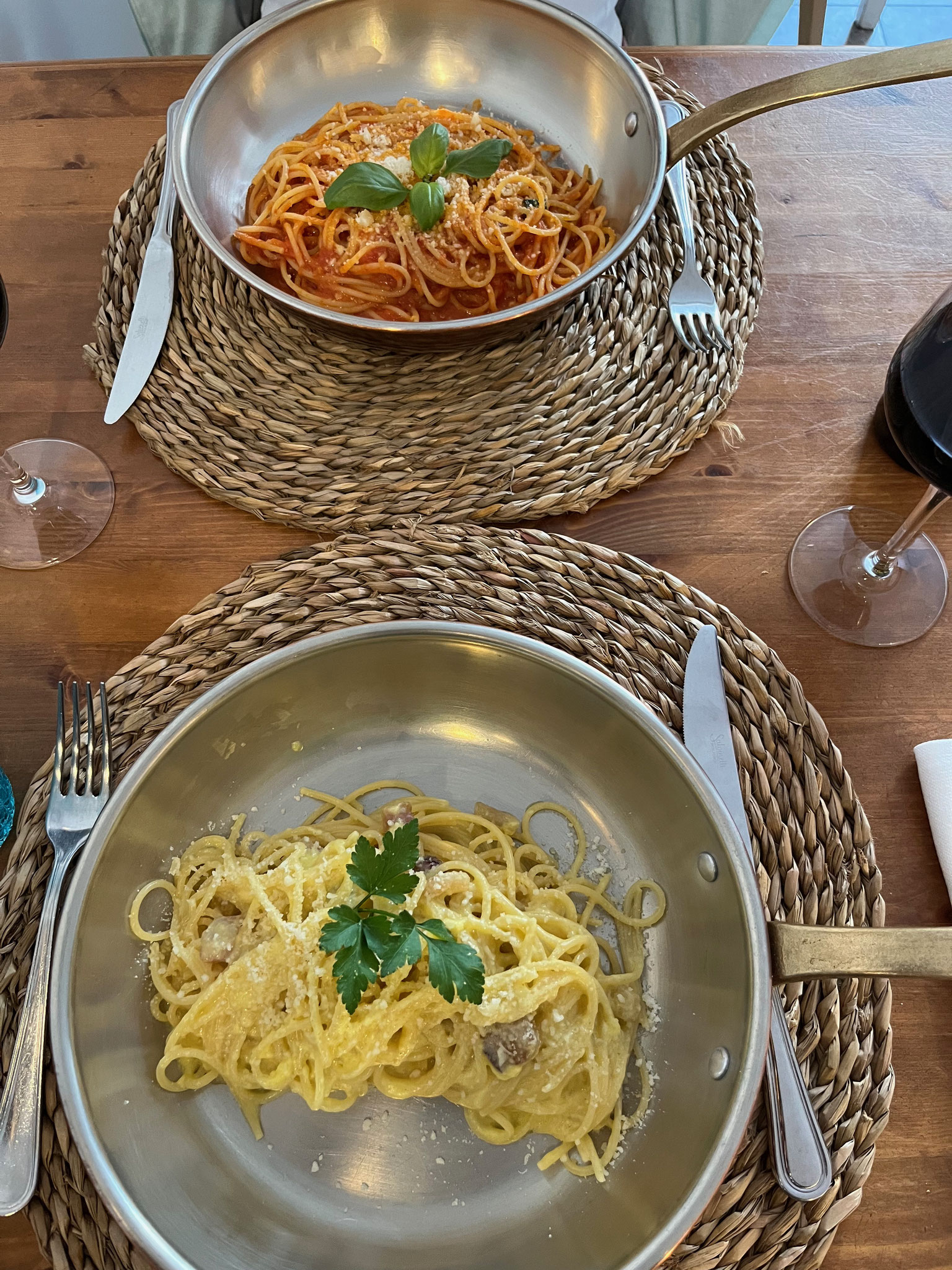Wir essen in einem authentischen Restaurant sehr feine und perfekt angerichtete Spaghetti. 10 bzw. 12 Euro für dieses feine Essen. Sehr preiswert, ganz im Gegensatz zum einheimischen Wein(8Euro pro Glas).