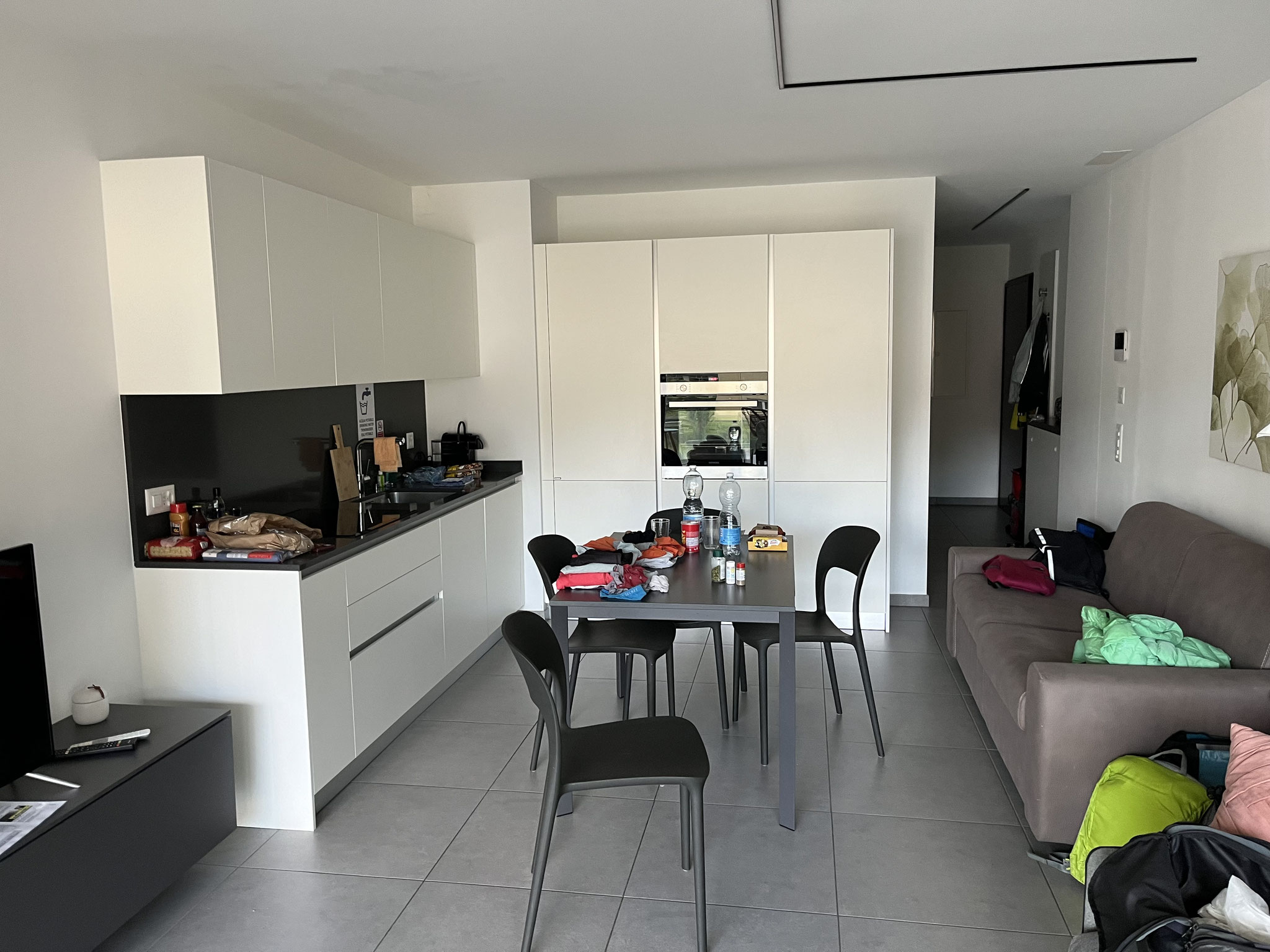 Wir kommen an sind froh unsere Wohnung sofort beziehen zu können.