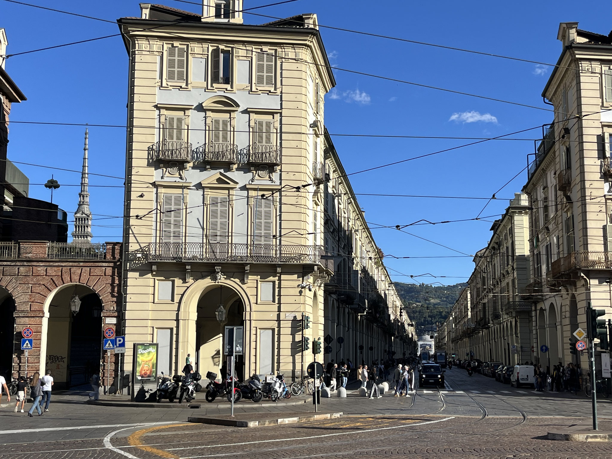 … staunen über die breiten Strassen und Boulevards, … 