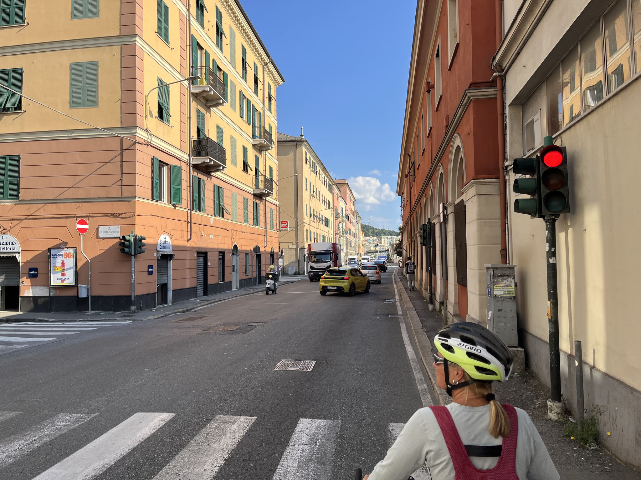 Rund 20km vor unserem Ziel(Hotel in der Innenstadt) beginnen die Vorstädte von Genua. Es hat viel Verkehr, viele parkierte Autos am Strassenrand und gefühlte 10000 SchülerInnen und Schüler.
