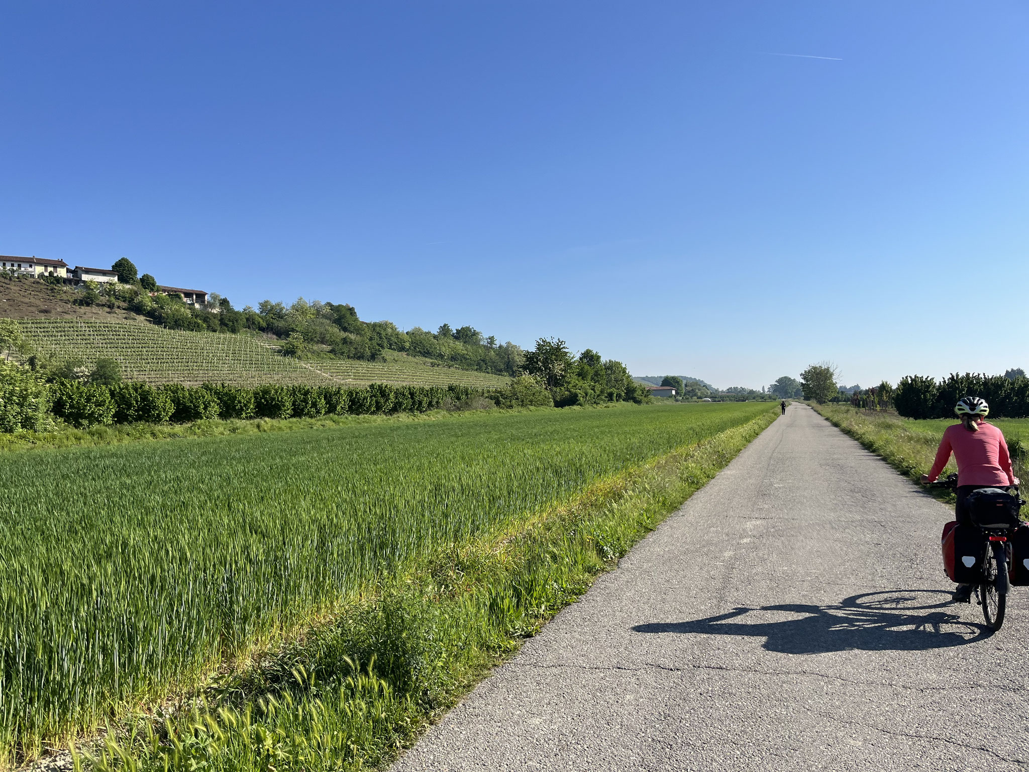 Wir versuchen der verkehrsreichen Hauptstrasse auszuweichen und suchen die Nebenstrassen.