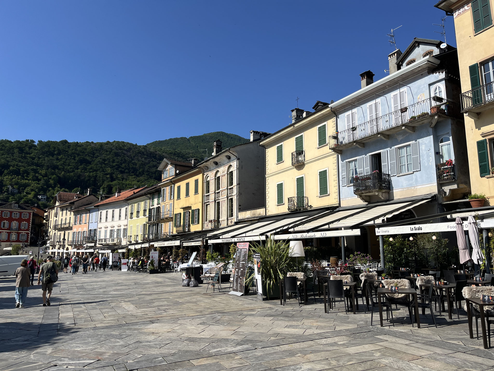 Wie in einer anderen Welt kommen wir uns vor. Die vielen Restaurants sind schon gut besucht und in den Gassen …