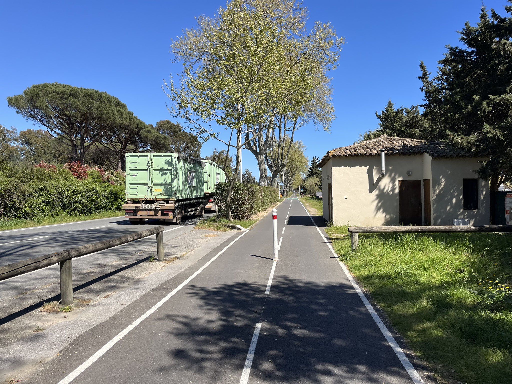 Und plötzlich hat es sehr viel Verkehr, der sich bis nach Sainte-Maxime staut!