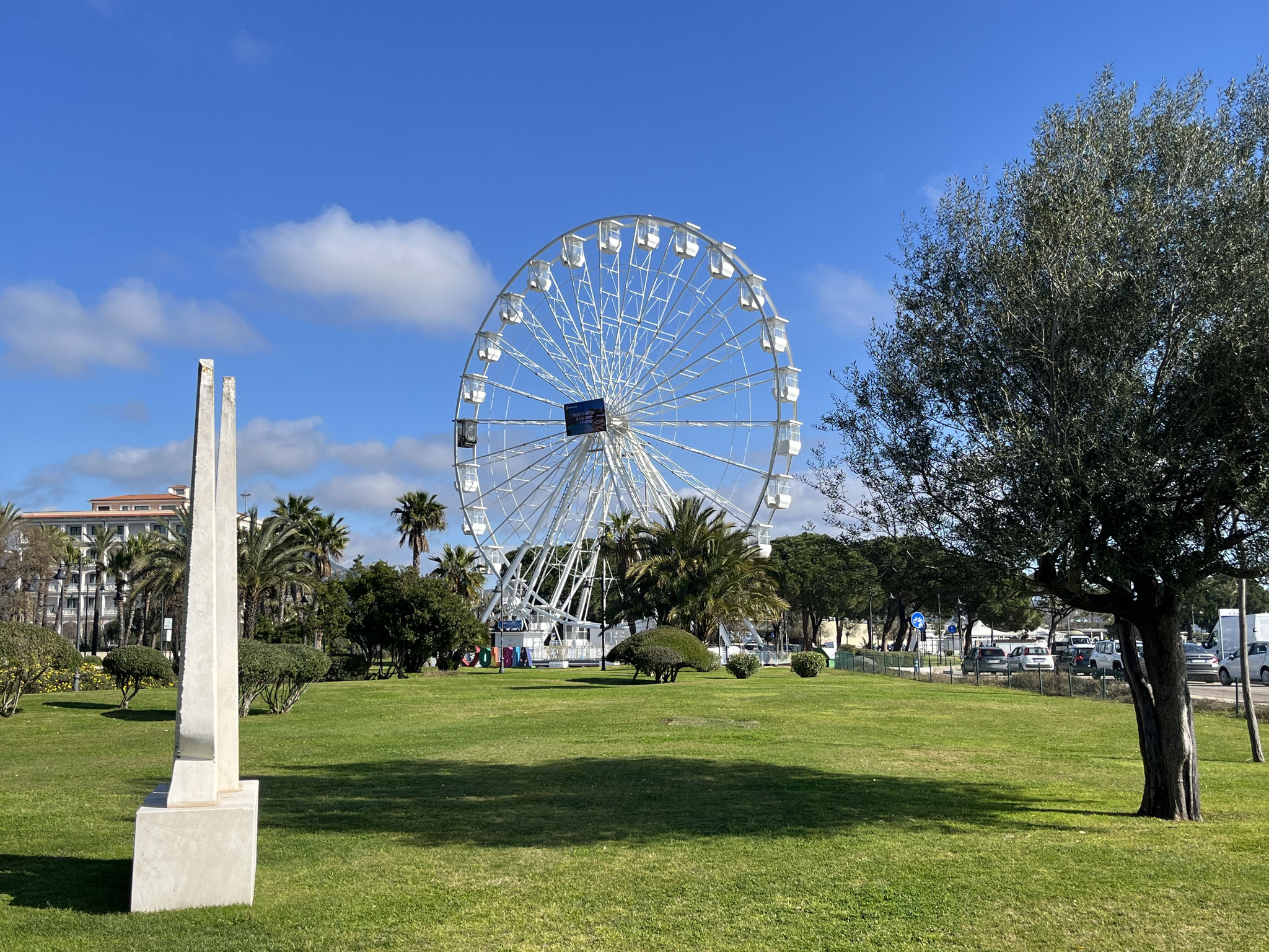 Im schön gepflegten Park mit dem Riesenrad machen wir eine Pause und suchen auf der Karte unser Hotel.