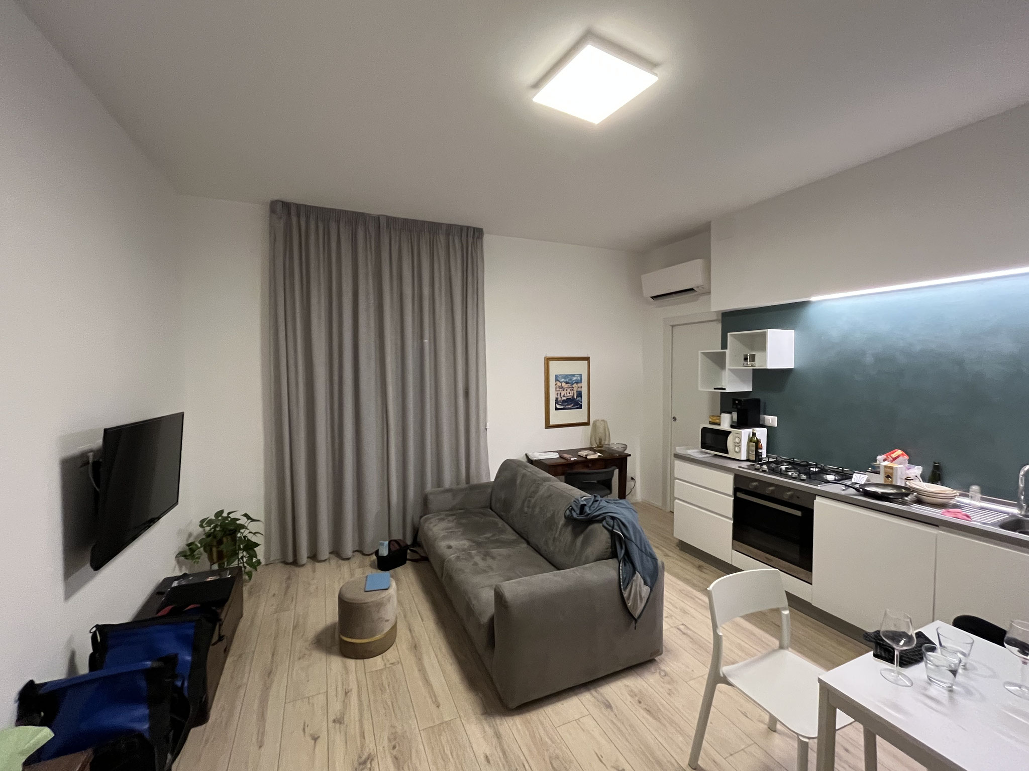 Die Wohnung ist gemütlich und es lässt sich die nächsten zwei Tage aushalten.