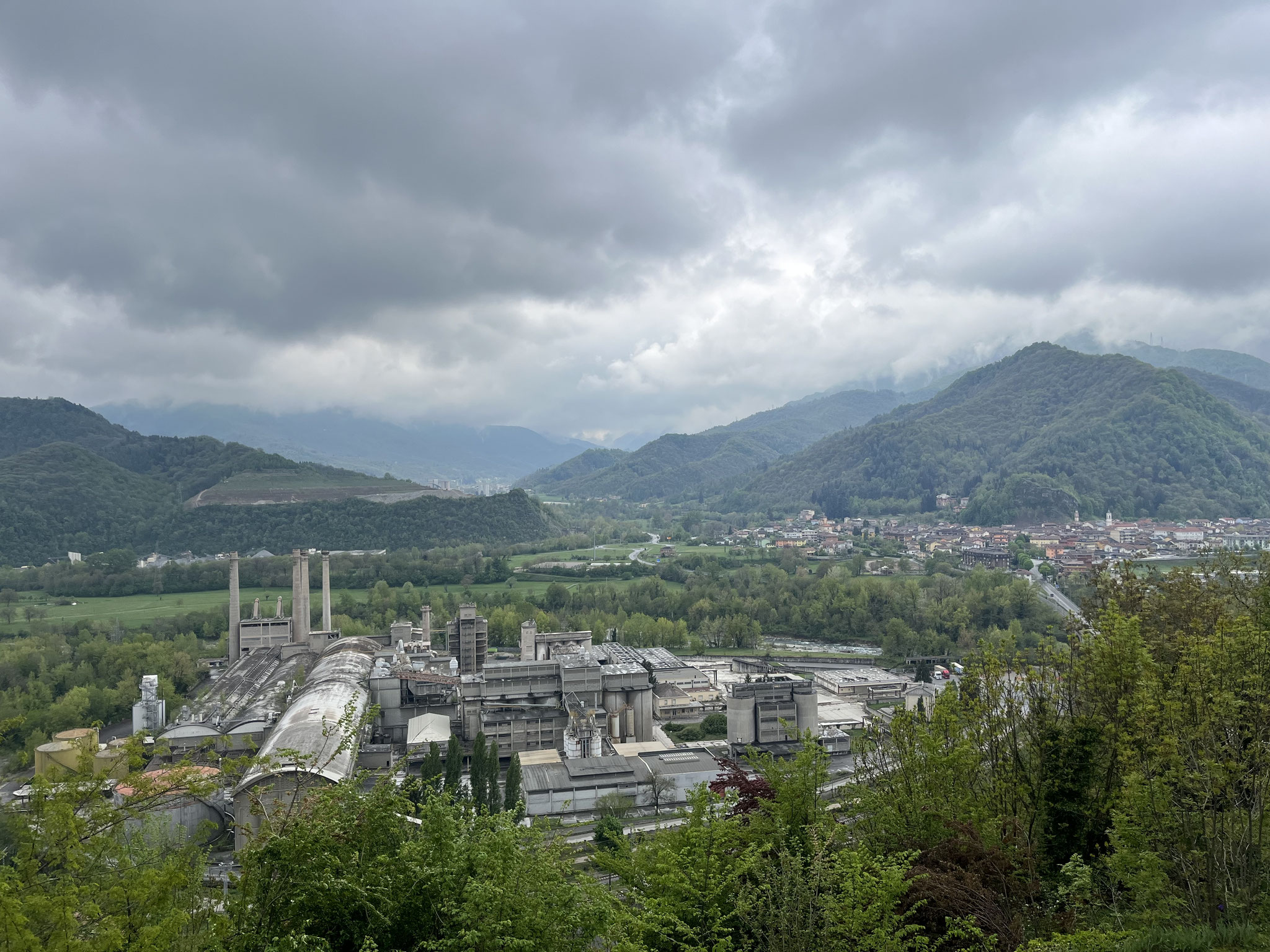 … zum Kirchenhügel. Über eine grosse Zementfabrik blicken wir zurück in die Berge, woher wir gestern gekommen sind.
