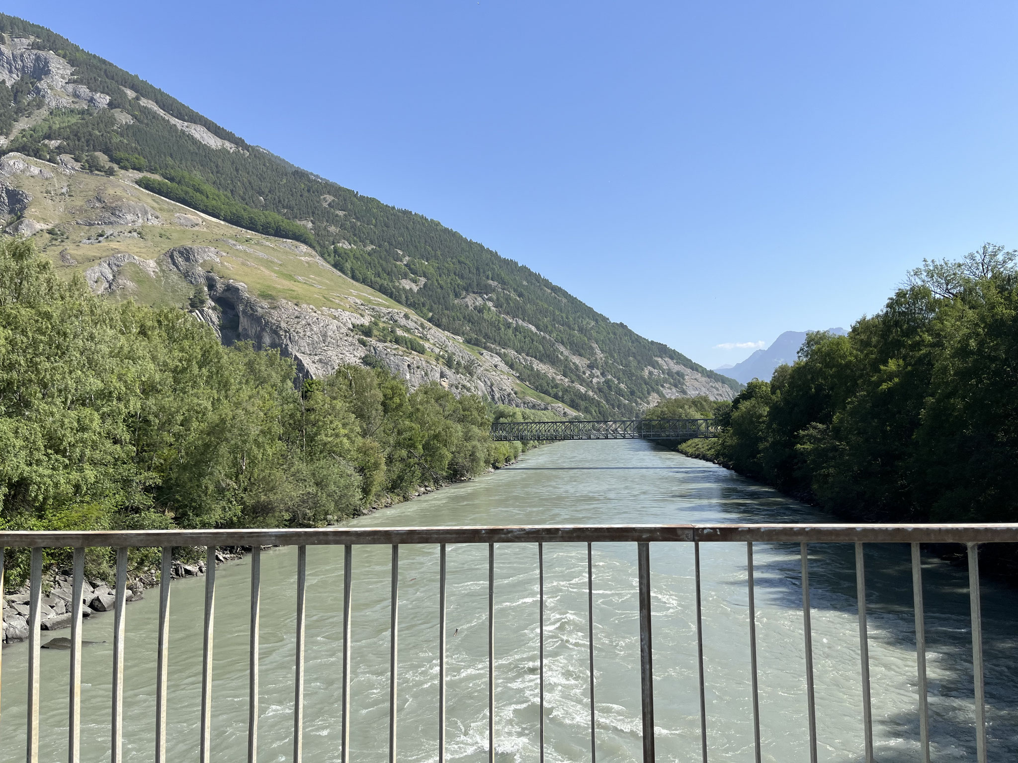 In Chur kommen wir beim grossen Kasernen/Sport Areal vorbei und fahren auf dem Rheinradweg weiter.