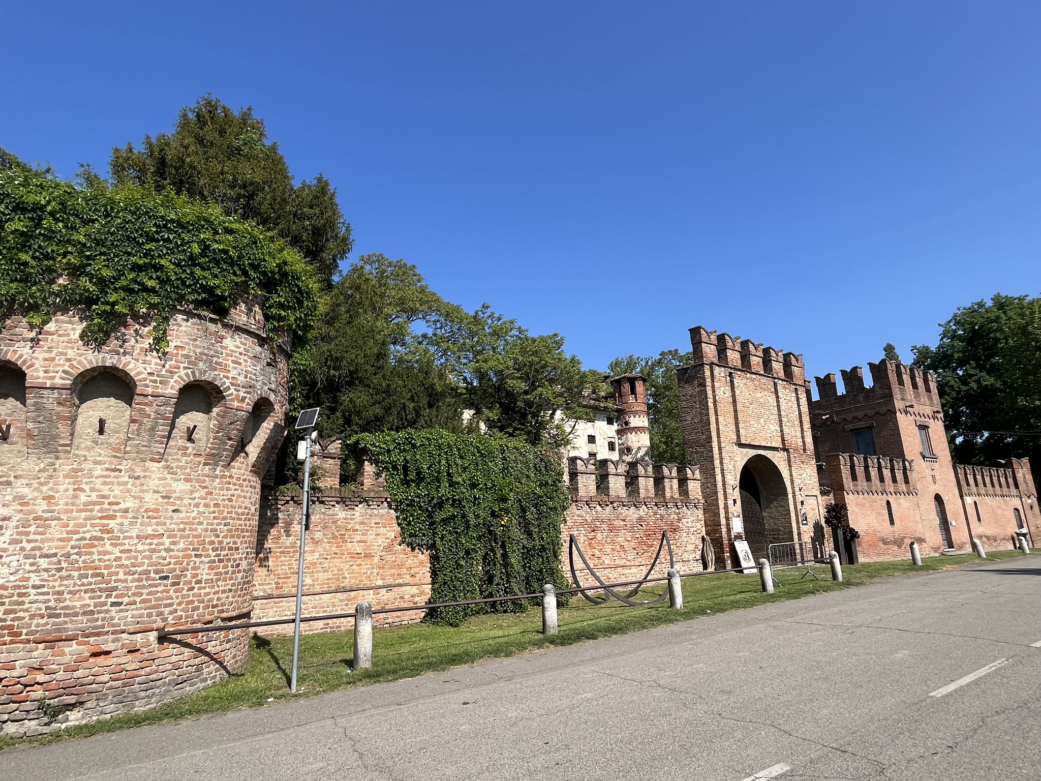 Zwischendurch können wir uns an einem schmucken Dorf oder an einem extravaganten Schloss erfreuen.