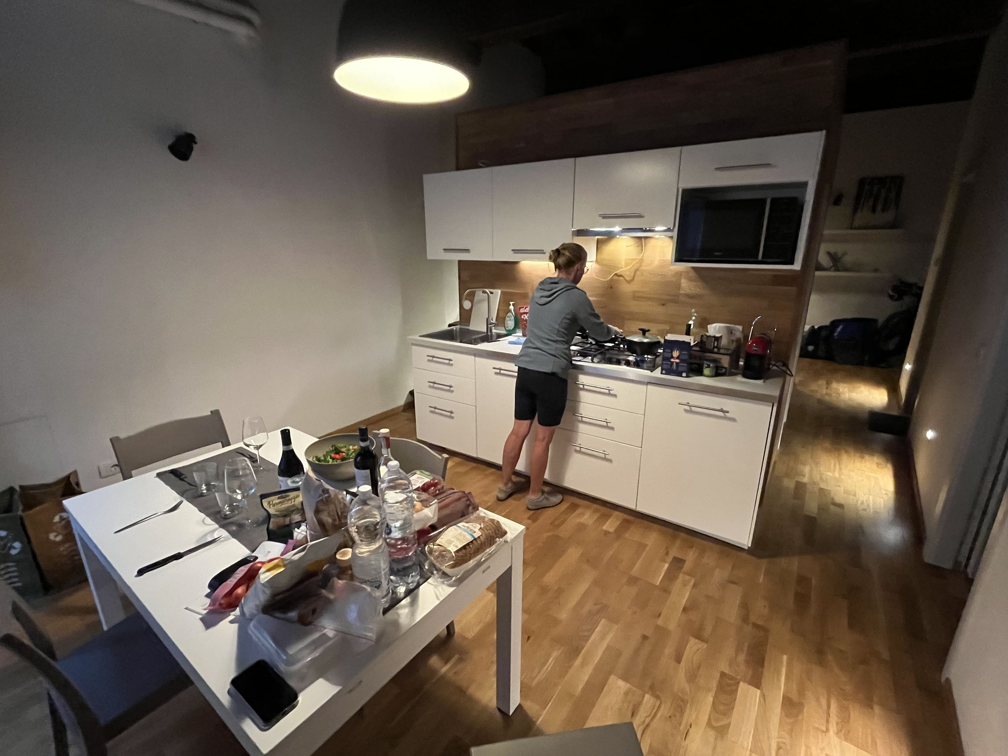 Es ist eine moderne, sehr coole, aber dunkle Wohnung. Jetzt heisst es einkaufen (7km zum Coop hin und zurück!) und dann kochen.