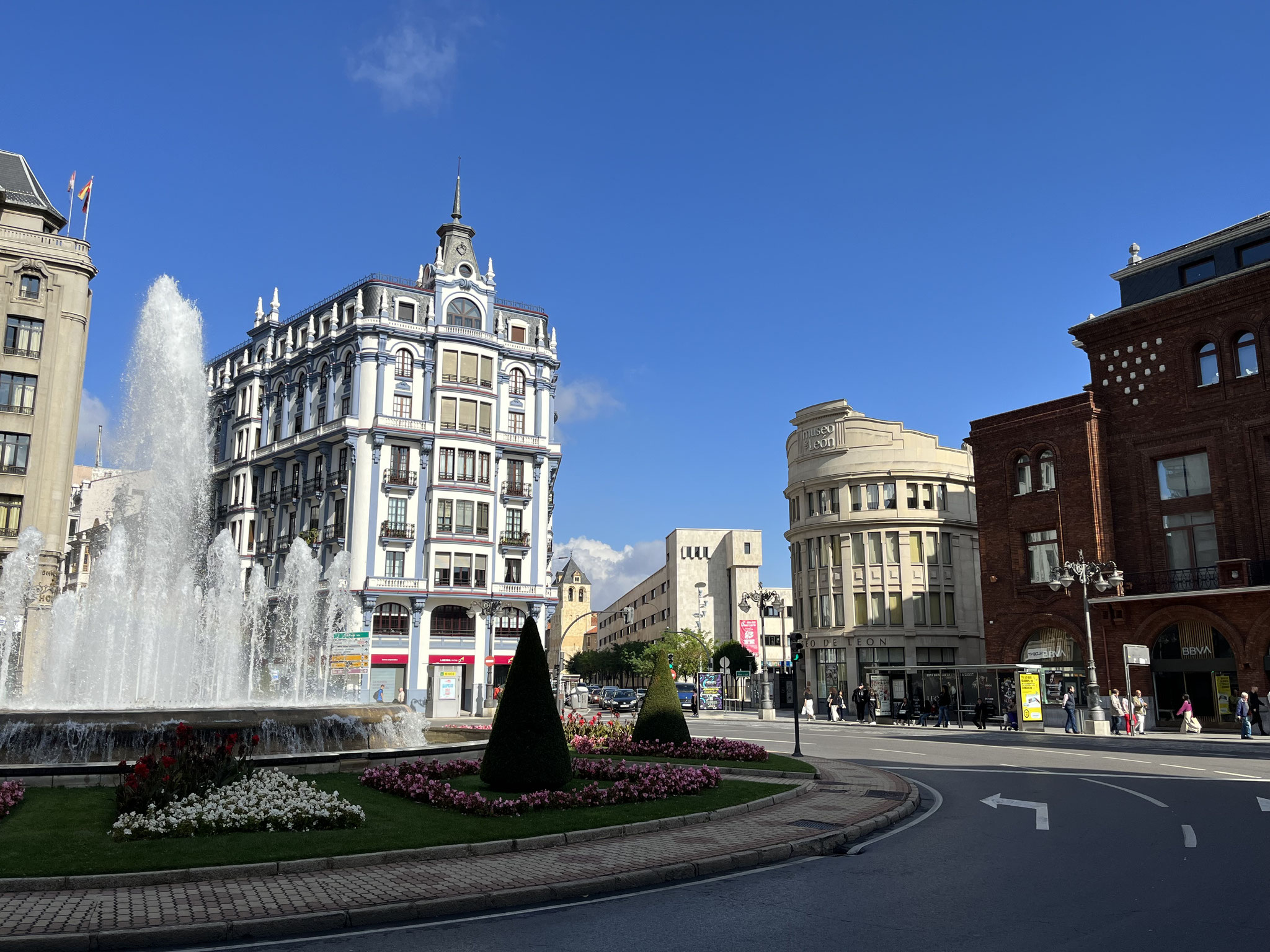 Grosse Boulevards treffen sich bei riesigen Kreiseln