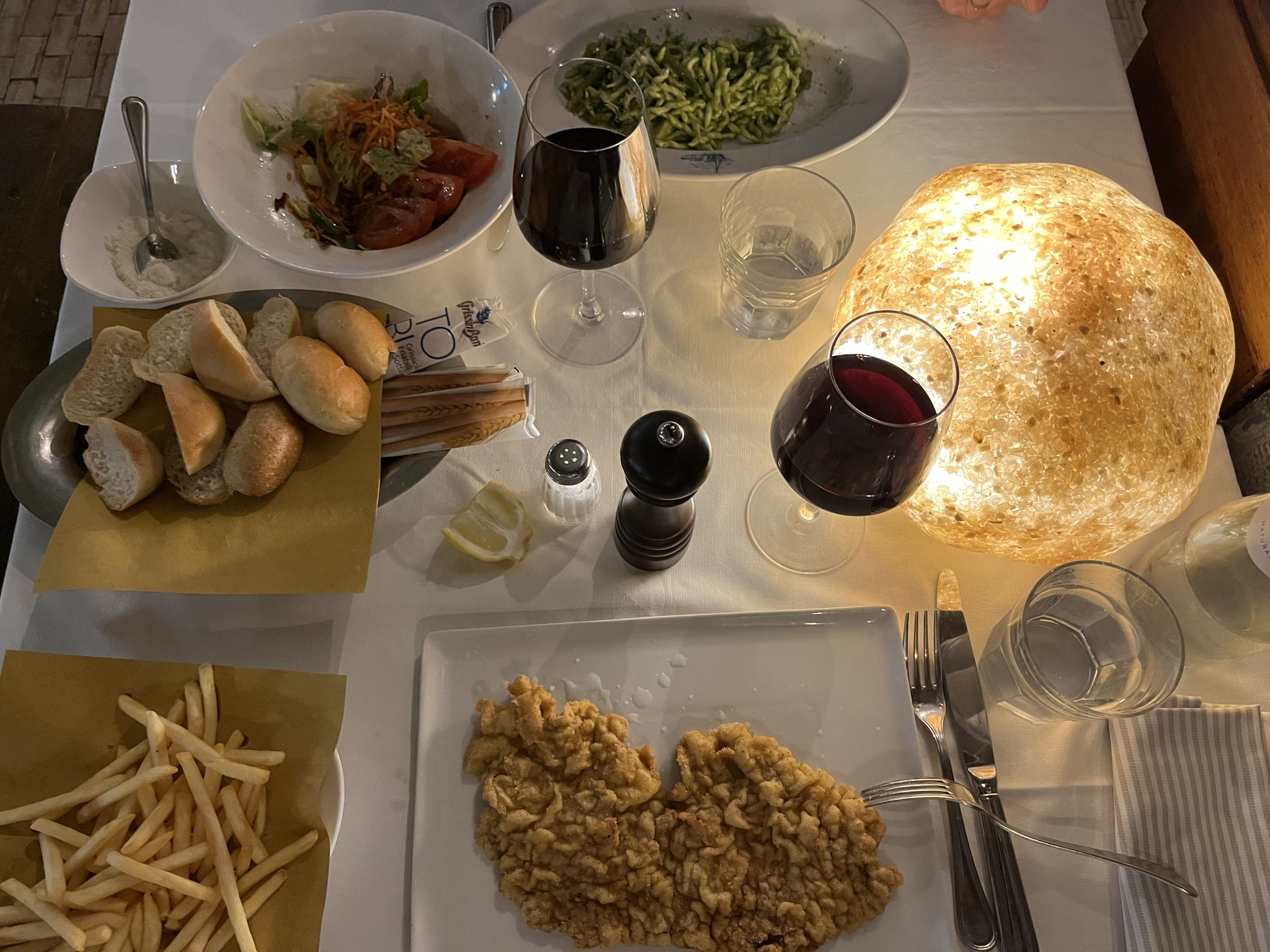 Wir haben uns nicht vergebens gefreut. Das Essen im Hotelrestaurant ist zwar etwas teuer, aber sehr gut. Das Ambiente ist zauberhaft und lässt uns den Abend in vollen Zügen geniessen.