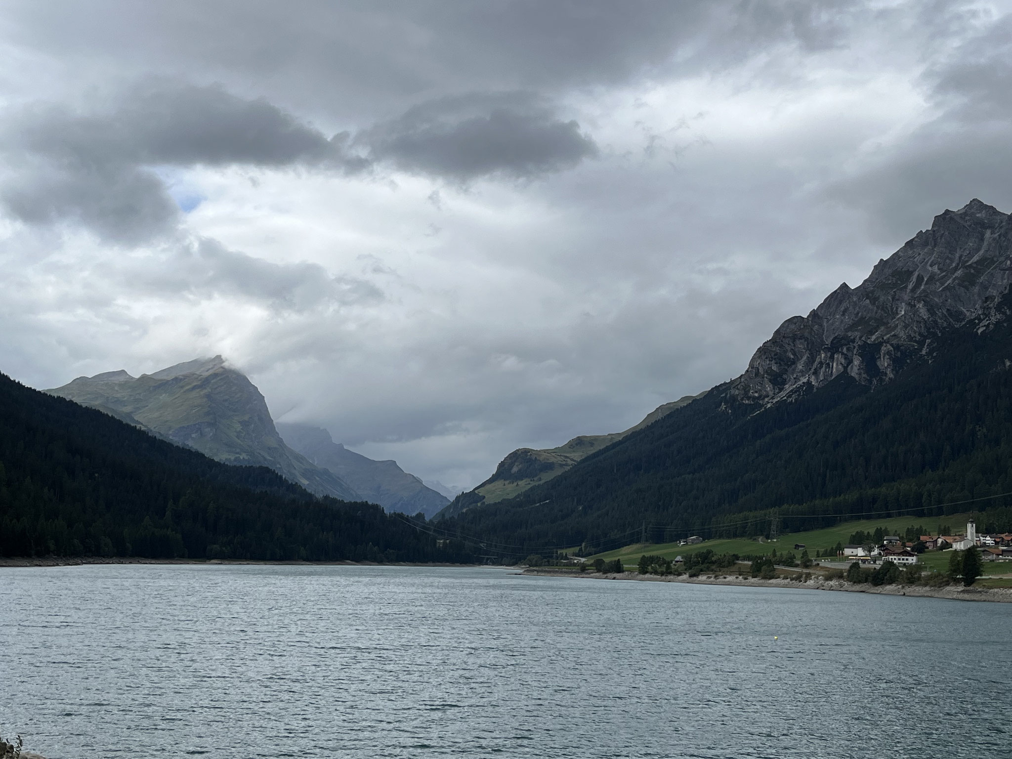 Die letzten, steilen Kilometer vor dem Sufnersee können wir auf einem sehr feinen, neuen Belag radeln. Auf der Staumauer essen wir unseren Lunch und hoffen auf besseres Wetter.