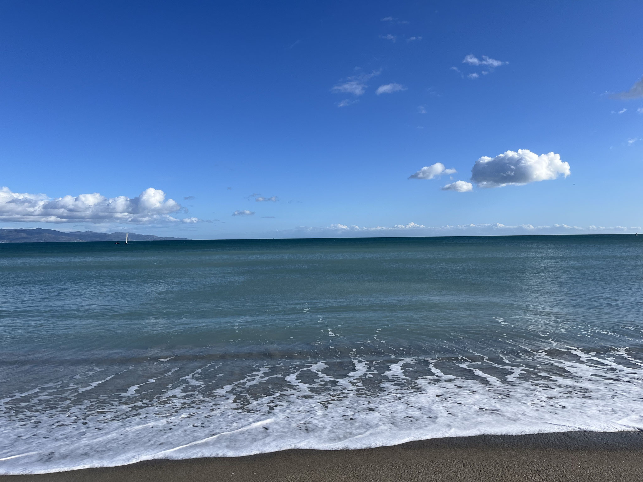 Den sehr sonnigen Nachmittag verbringen wir am breiten Sandstrand von Poetto