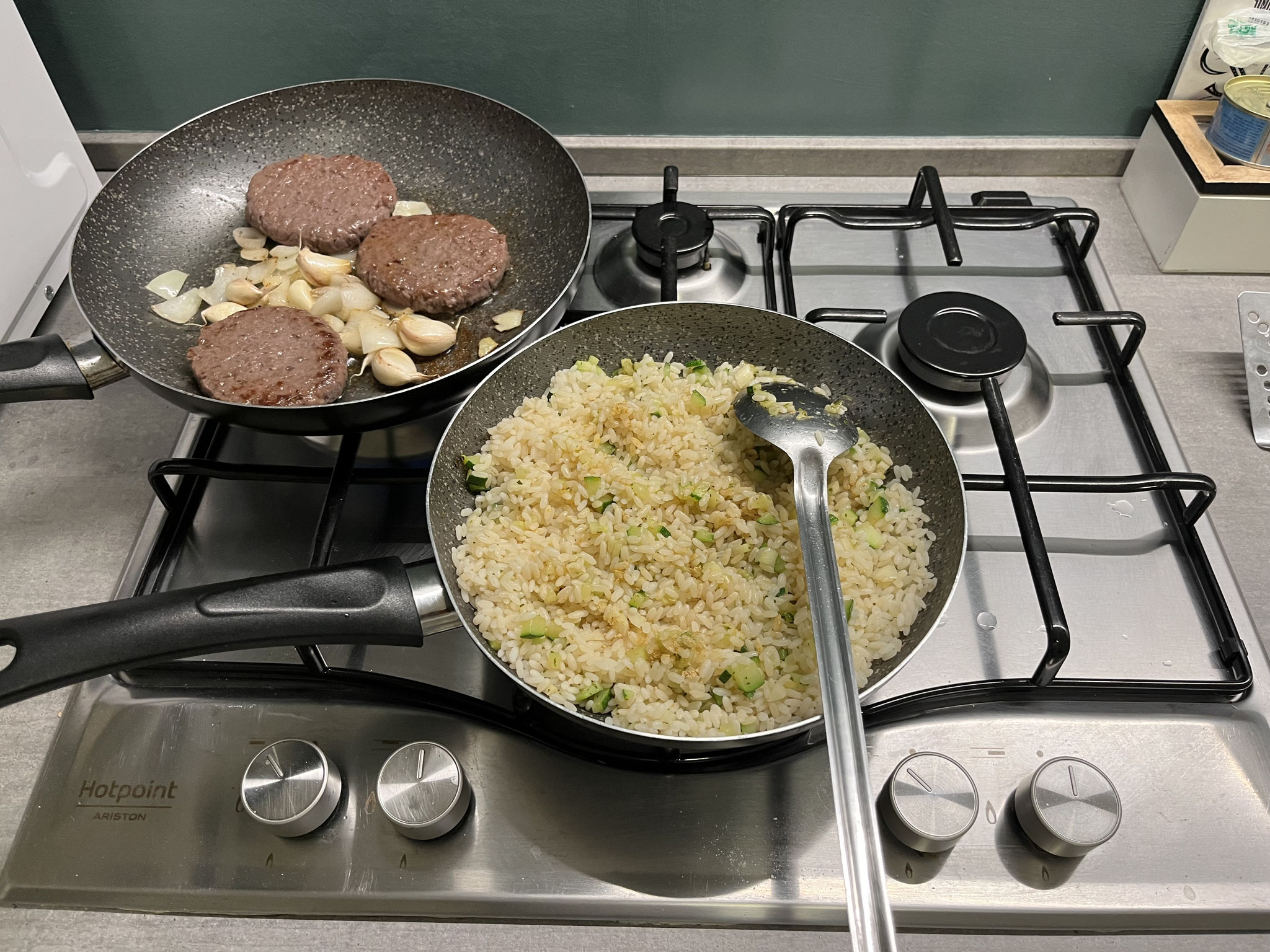 Das Kochen mit Gas und sehr billigen Utensilien(Pfannen, Töpfe, etc…) ist eine Herausforderung aber macht trotzdem Spass.