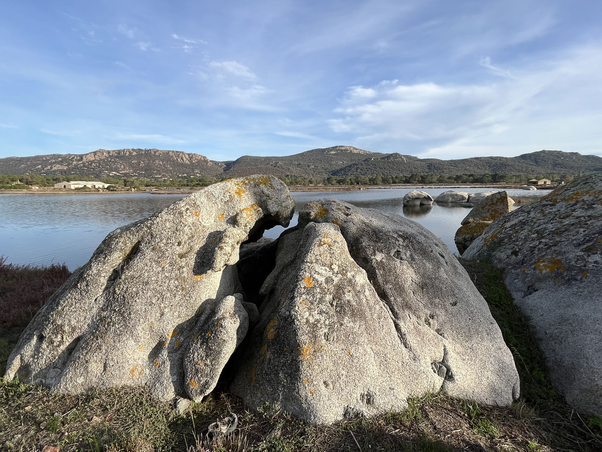 Um die mächtigen Steine zu sehen, müssen wir um das ganze Marschland herum gehen, weil das Wasser den Pfad überschwemmt hat.
