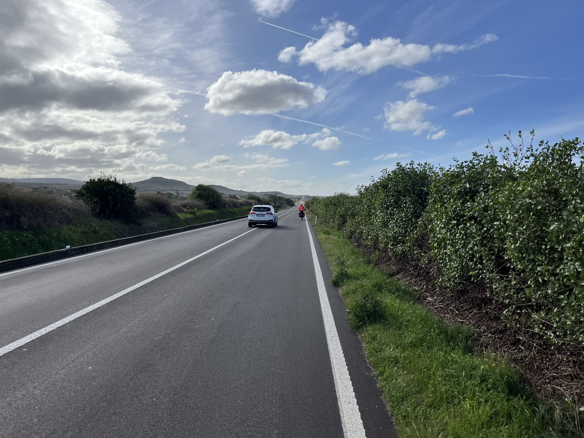 Die nächsten Kilometer sind etwas flacher und teilweise schnurgerade.