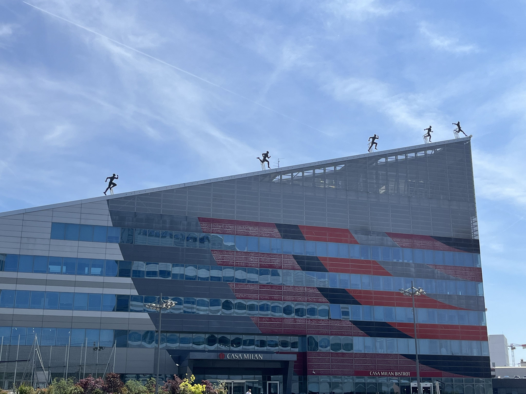 Ein paar Minuten später kommen wir am AC Milan-Haus vorbei, …