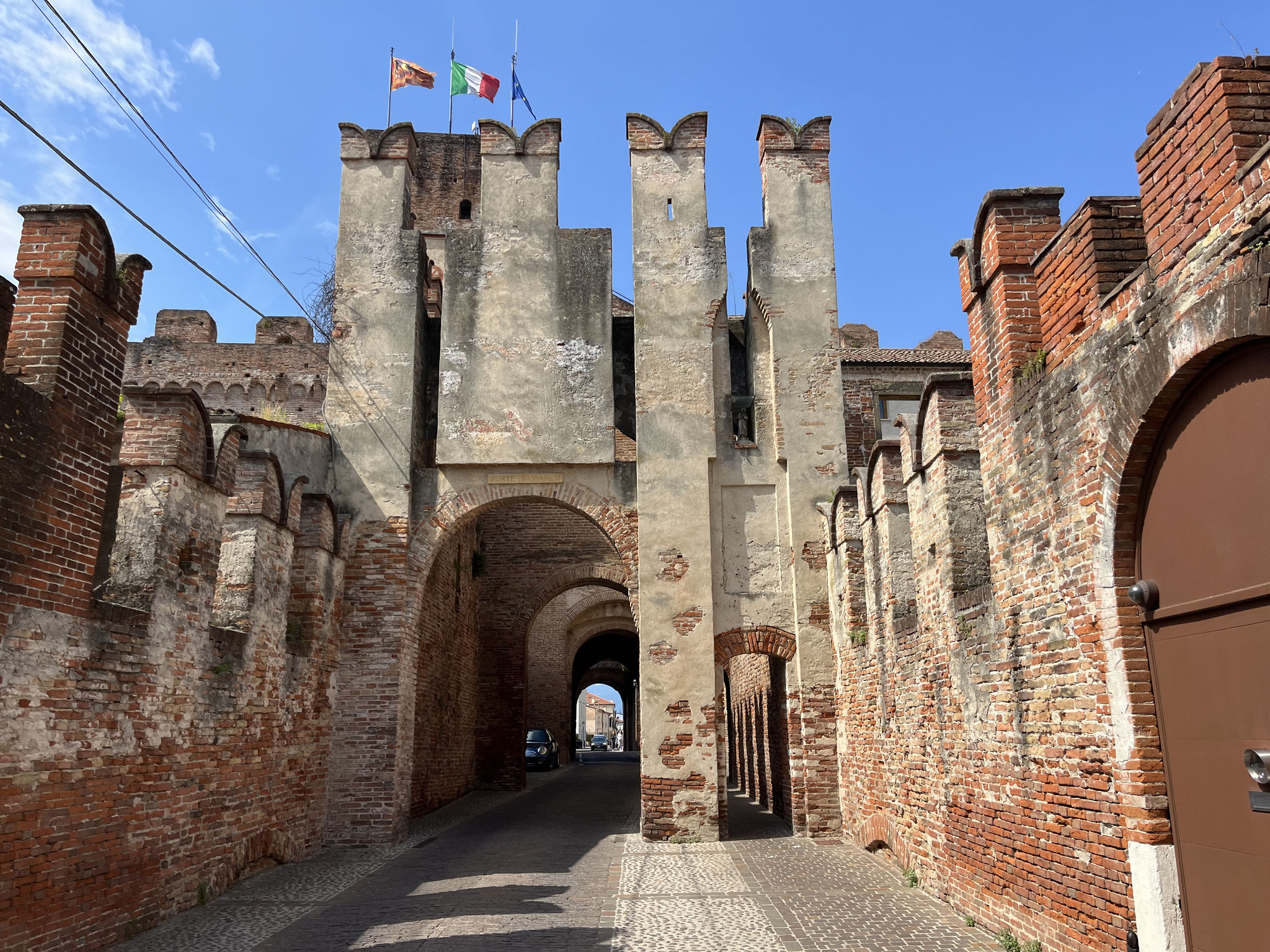 Nach dem Einchecken kehren wir zurück in die Stadt und wollen die Stadtmauer erkunden.